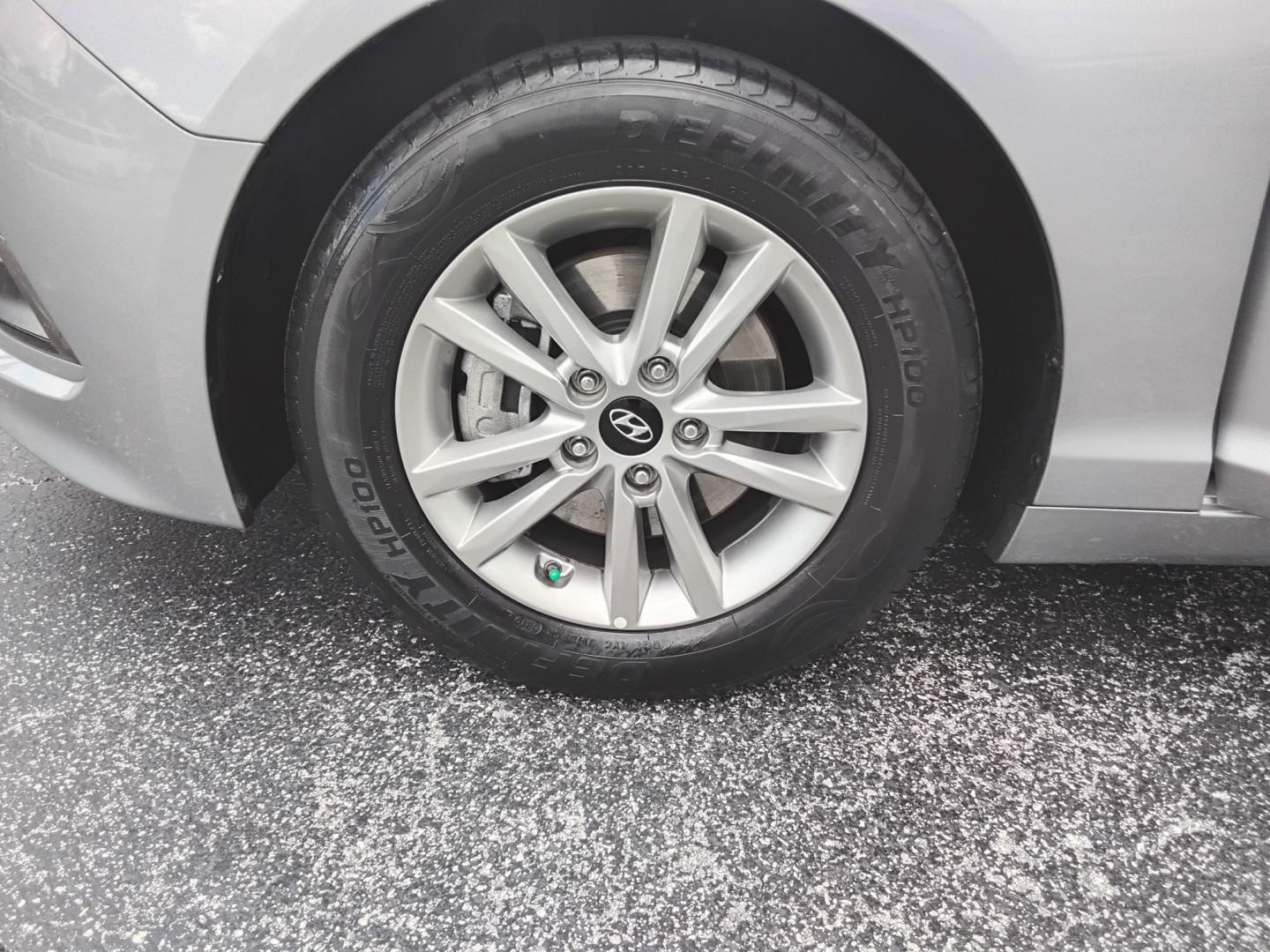 2017 SILVER /White Hyundai Sonata SE (5NPE24AF6HH) with an 2.4L L4 DOHC 16V engine, 7A transmission, located at 6112 N Florida Avenue, Tampa, FL, 33604, (888) 521-5131, 27.954929, -82.459534 - $499 DOW PLUS TAX & TAG- Photo#10