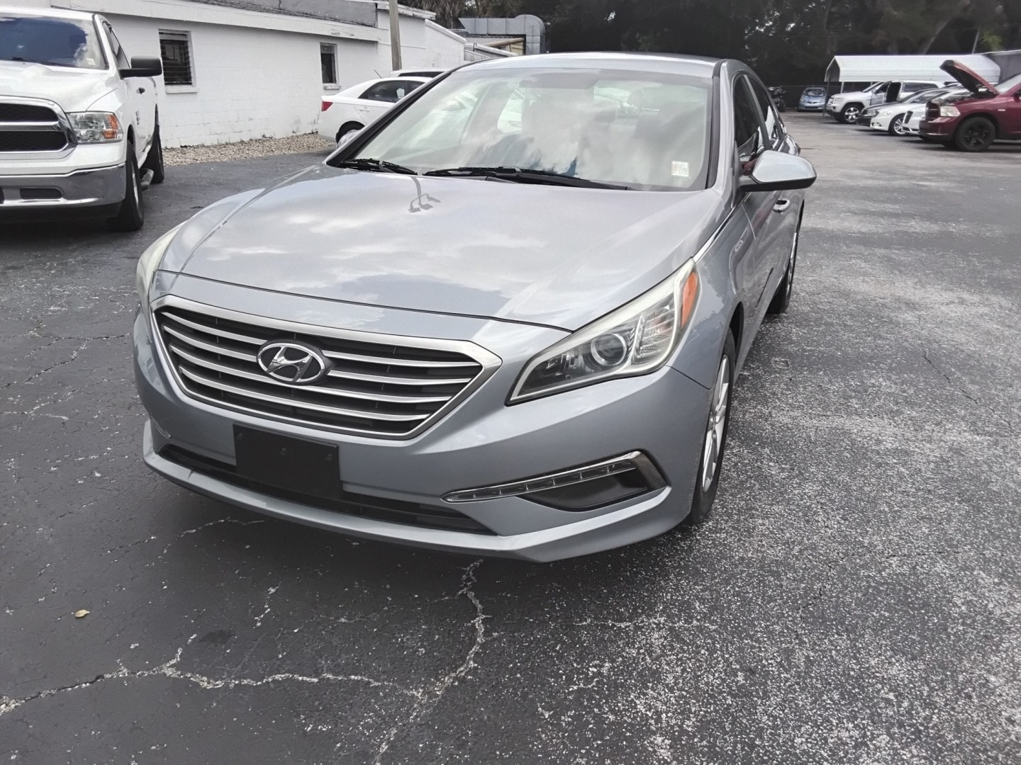 2017 SILVER /White Hyundai Sonata SE (5NPE24AF6HH) with an 2.4L L4 DOHC 16V engine, 7A transmission, located at 6112 N Florida Avenue, Tampa, FL, 33604, (888) 521-5131, 27.954929, -82.459534 - $499 DOW PLUS TAX & TAG- Photo#1