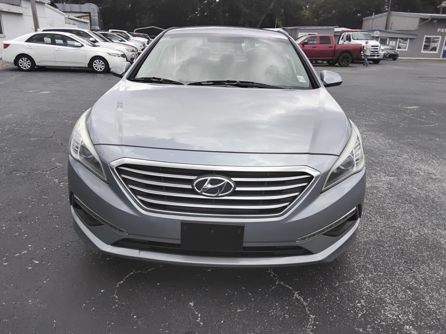 2017 SILVER /White Hyundai Sonata SE (5NPE24AF6HH) with an 2.4L L4 DOHC 16V engine, 7A transmission, located at 6112 N Florida Avenue, Tampa, FL, 33604, (888) 521-5131, 27.954929, -82.459534 - $499 DOW PLUS TAX & TAG- Photo#2