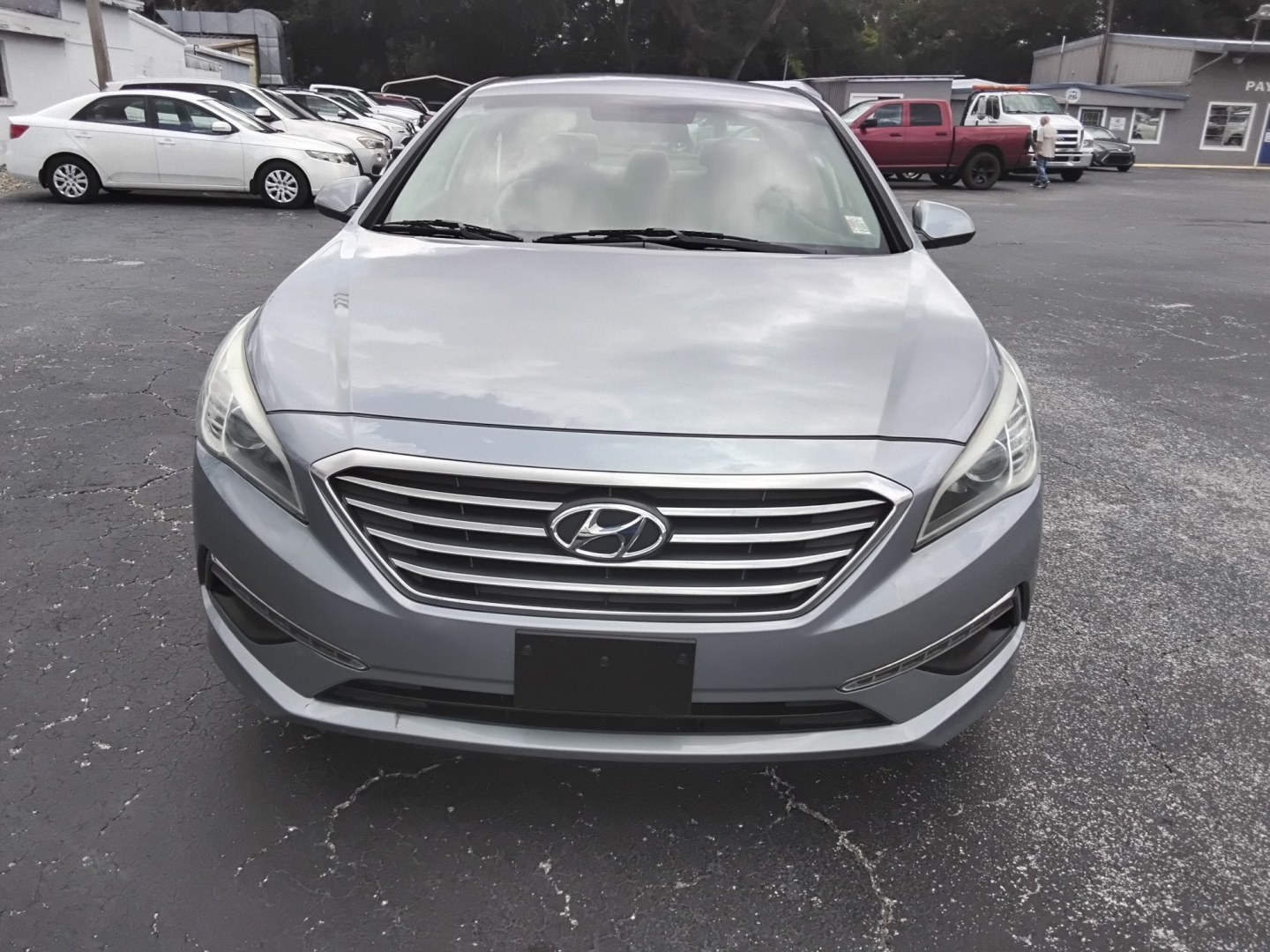 2017 SILVER /White Hyundai Sonata SE (5NPE24AF6HH) with an 2.4L L4 DOHC 16V engine, 7A transmission, located at 6112 N Florida Avenue, Tampa, FL, 33604, (888) 521-5131, 27.954929, -82.459534 - $499 DOW PLUS TAX & TAG- Photo#2