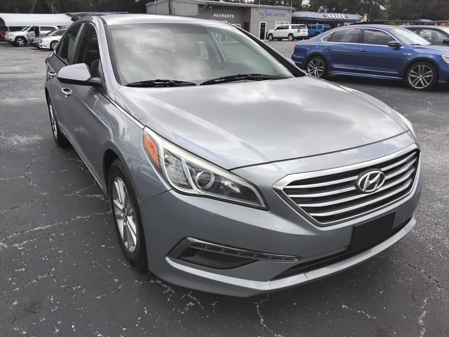 2017 SILVER /White Hyundai Sonata SE (5NPE24AF6HH) with an 2.4L L4 DOHC 16V engine, 7A transmission, located at 6112 N Florida Avenue, Tampa, FL, 33604, (888) 521-5131, 27.954929, -82.459534 - $499 DOW PLUS TAX & TAG- Photo#3