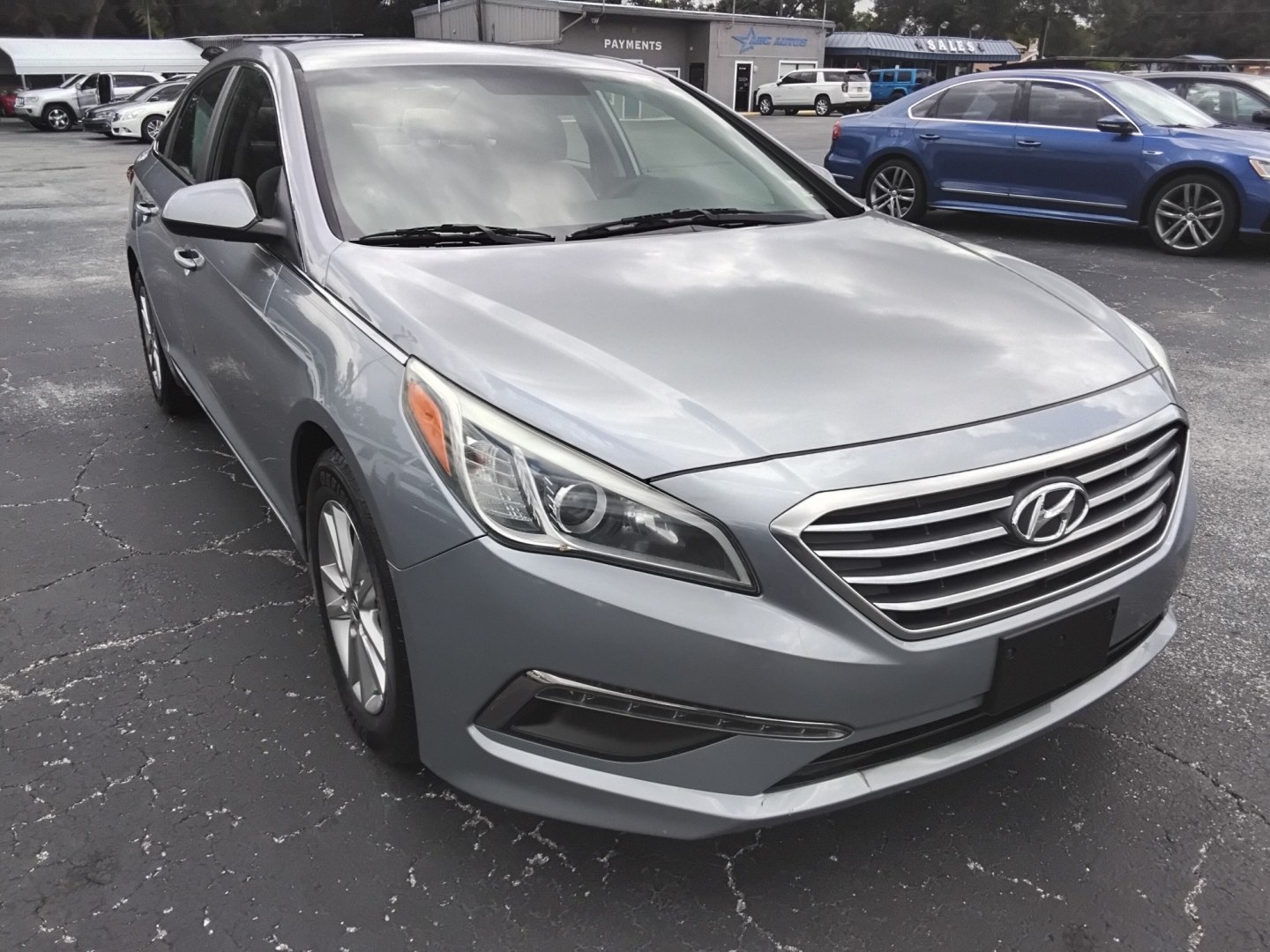 2017 SILVER /White Hyundai Sonata SE (5NPE24AF6HH) with an 2.4L L4 DOHC 16V engine, 7A transmission, located at 6112 N Florida Avenue, Tampa, FL, 33604, (888) 521-5131, 27.954929, -82.459534 - $499 DOW PLUS TAX & TAG- Photo#3