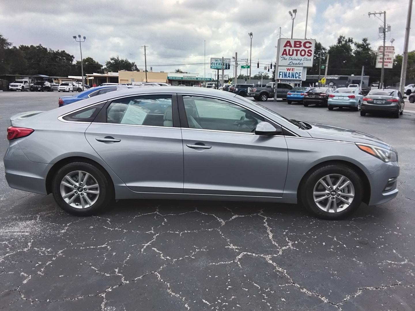 2017 SILVER /White Hyundai Sonata SE (5NPE24AF6HH) with an 2.4L L4 DOHC 16V engine, 7A transmission, located at 6112 N Florida Avenue, Tampa, FL, 33604, (888) 521-5131, 27.954929, -82.459534 - $499 DOW PLUS TAX & TAG- Photo#4