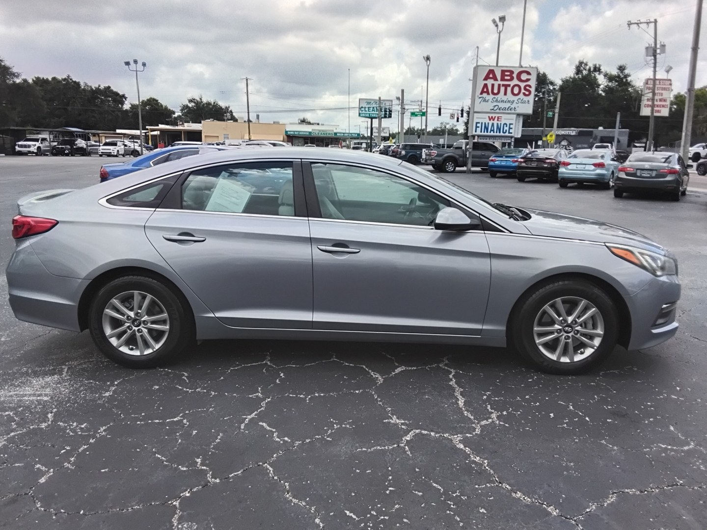 2017 SILVER /White Hyundai Sonata SE (5NPE24AF6HH) with an 2.4L L4 DOHC 16V engine, 7A transmission, located at 6112 N Florida Avenue, Tampa, FL, 33604, (888) 521-5131, 27.954929, -82.459534 - $499 DOW PLUS TAX & TAG- Photo#4