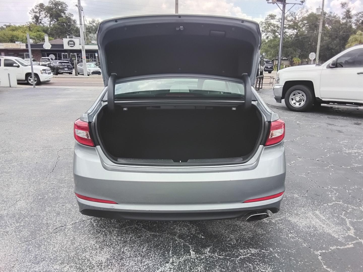 2017 SILVER /White Hyundai Sonata SE (5NPE24AF6HH) with an 2.4L L4 DOHC 16V engine, 7A transmission, located at 6112 N Florida Avenue, Tampa, FL, 33604, (888) 521-5131, 27.954929, -82.459534 - $499 DOW PLUS TAX & TAG- Photo#6