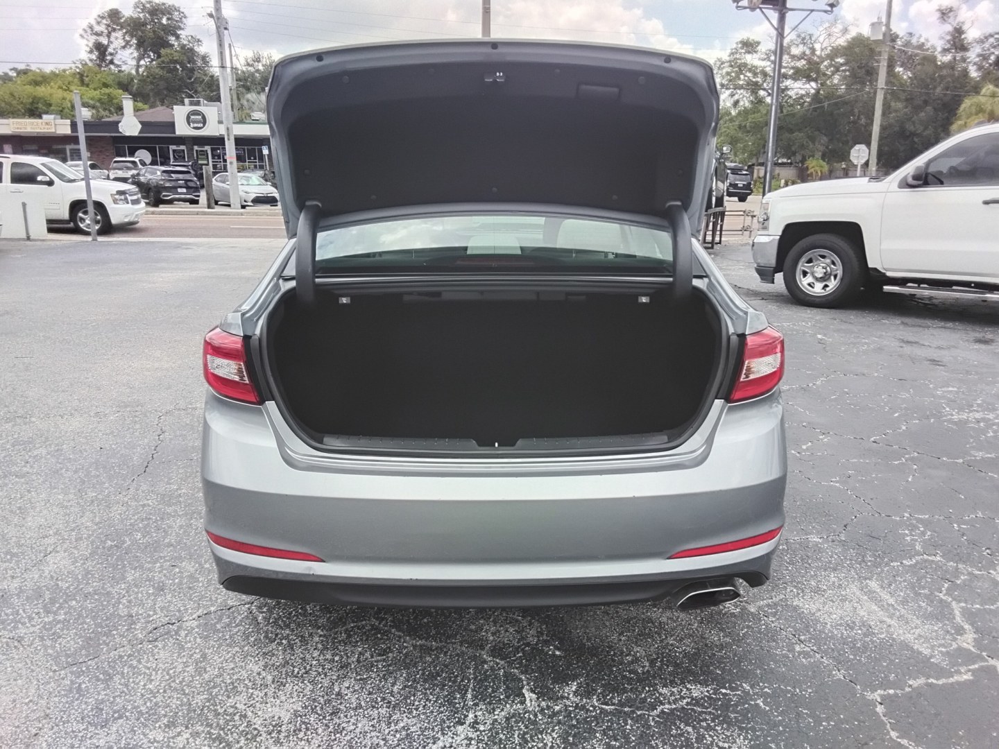 2017 SILVER /White Hyundai Sonata SE (5NPE24AF6HH) with an 2.4L L4 DOHC 16V engine, 7A transmission, located at 6112 N Florida Avenue, Tampa, FL, 33604, (888) 521-5131, 27.954929, -82.459534 - $499 DOW PLUS TAX & TAG- Photo#6