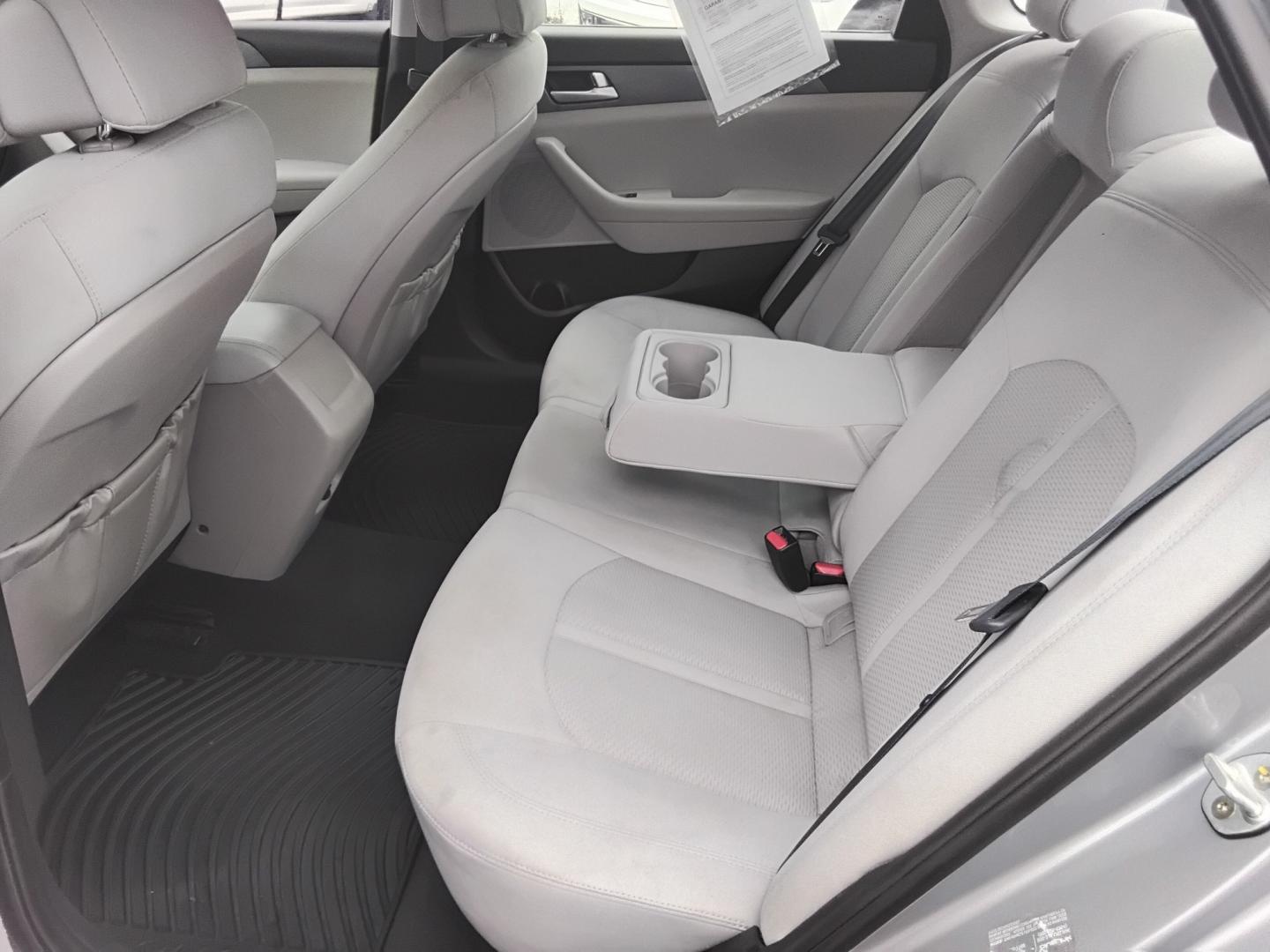 2017 SILVER /White Hyundai Sonata SE (5NPE24AF6HH) with an 2.4L L4 DOHC 16V engine, 7A transmission, located at 6112 N Florida Avenue, Tampa, FL, 33604, (888) 521-5131, 27.954929, -82.459534 - $499 DOW PLUS TAX & TAG- Photo#8
