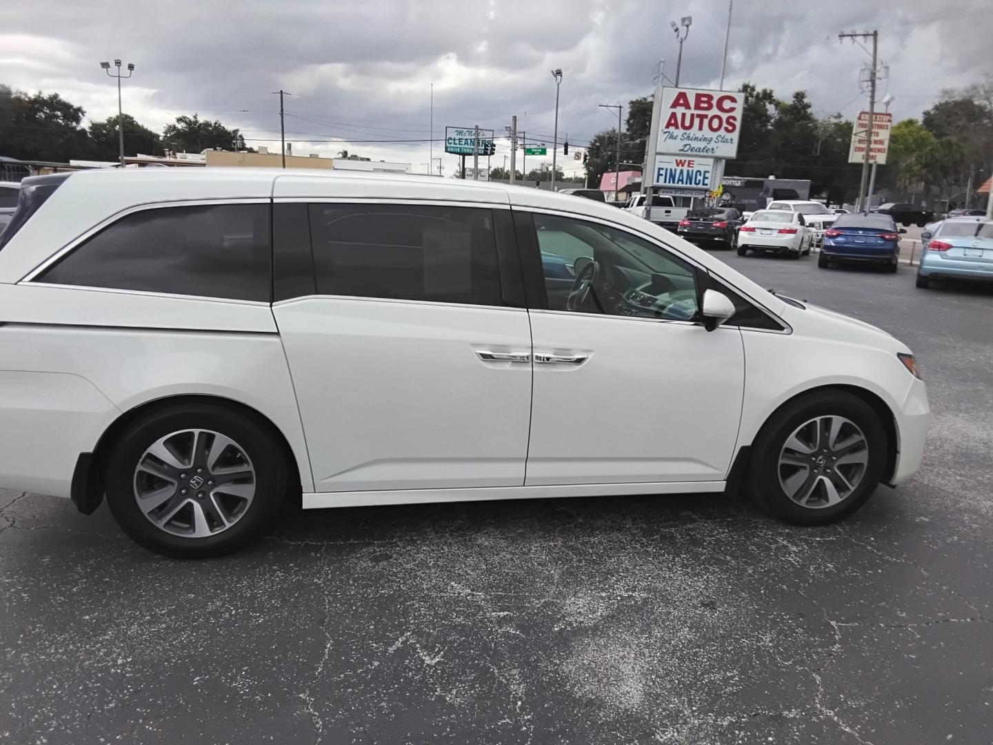 2014 White /Beige Honda Odyssey Touring (5FNRL5H90EB) with an 3.5L V6 SOHC 24V engine, 6-Speed Automatic transmission, located at 6112 N Florida Avenue, Tampa, FL, 33604, (888) 521-5131, 27.954929, -82.459534 - $499 DOWN PLUS TAX & TAG.- Photo#4