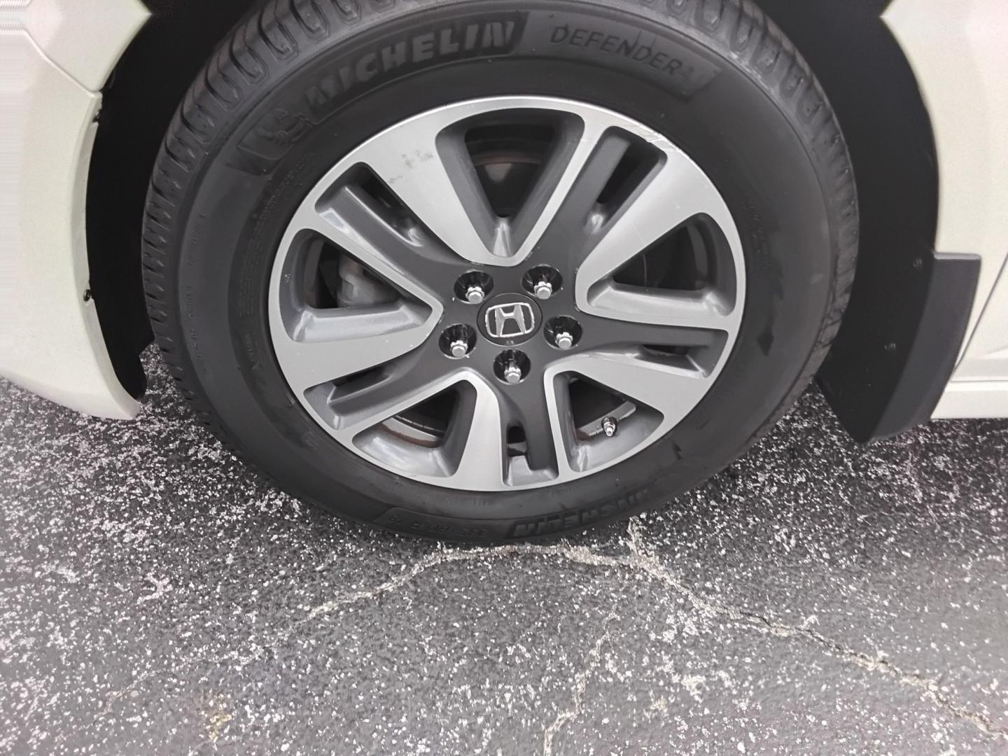 2014 White /Beige Honda Odyssey Touring (5FNRL5H90EB) with an 3.5L V6 SOHC 24V engine, 6-Speed Automatic transmission, located at 6112 N Florida Avenue, Tampa, FL, 33604, (888) 521-5131, 27.954929, -82.459534 - $499 DOWN PLUS TAX & TAG.- Photo#8