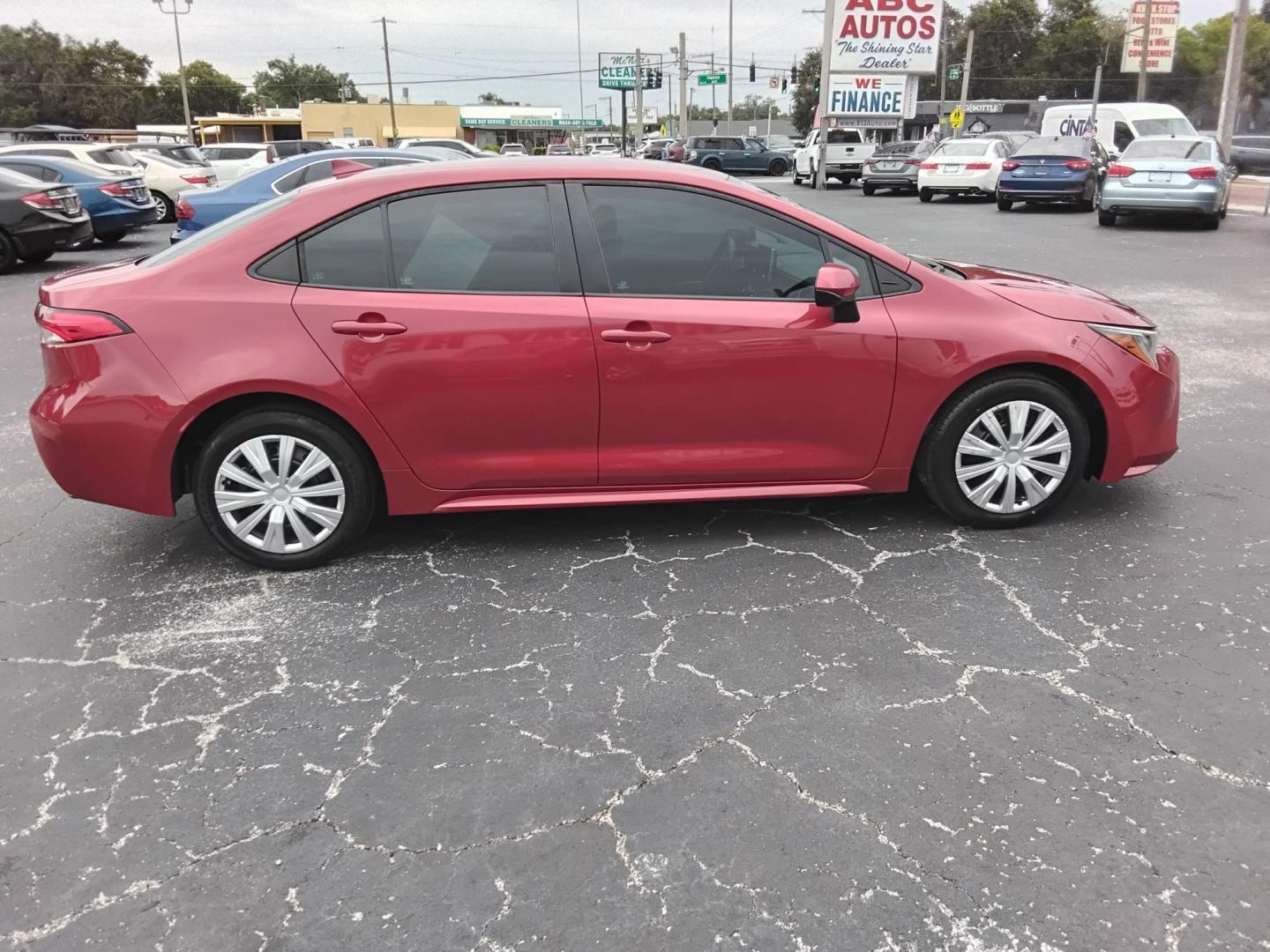 2021 RED /Grey Toyota Corolla LE (5YFEPMAE7MP) with an 1.8L L4 DOHC 16V engine, CVT transmission, located at 6112 N Florida Avenue, Tampa, FL, 33604, (888) 521-5131, 27.954929, -82.459534 - $499 DOWN PLUS TAX & TAG.- Photo#4
