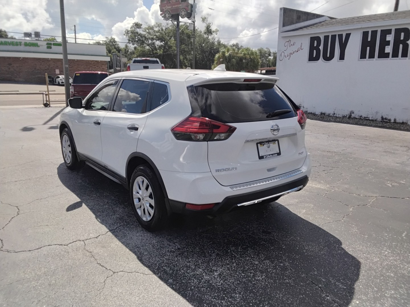 2017 White /Beige Nissan Rogue SL FWD (KNMAT2MT9HP) with an 2.5L L4 DOHC 16V engine, CVT transmission, located at 6112 N Florida Avenue, Tampa, FL, 33604, (888) 521-5131, 27.954929, -82.459534 - $499 DOWN PLUS TAX & TAG.- Photo#4
