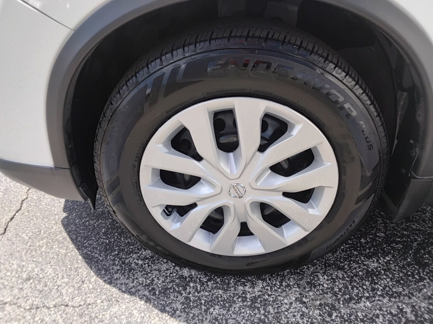 2017 White /Beige Nissan Rogue SL FWD (KNMAT2MT9HP) with an 2.5L L4 DOHC 16V engine, CVT transmission, located at 6112 N Florida Avenue, Tampa, FL, 33604, (888) 521-5131, 27.954929, -82.459534 - $499 DOWN PLUS TAX & TAG.- Photo#13
