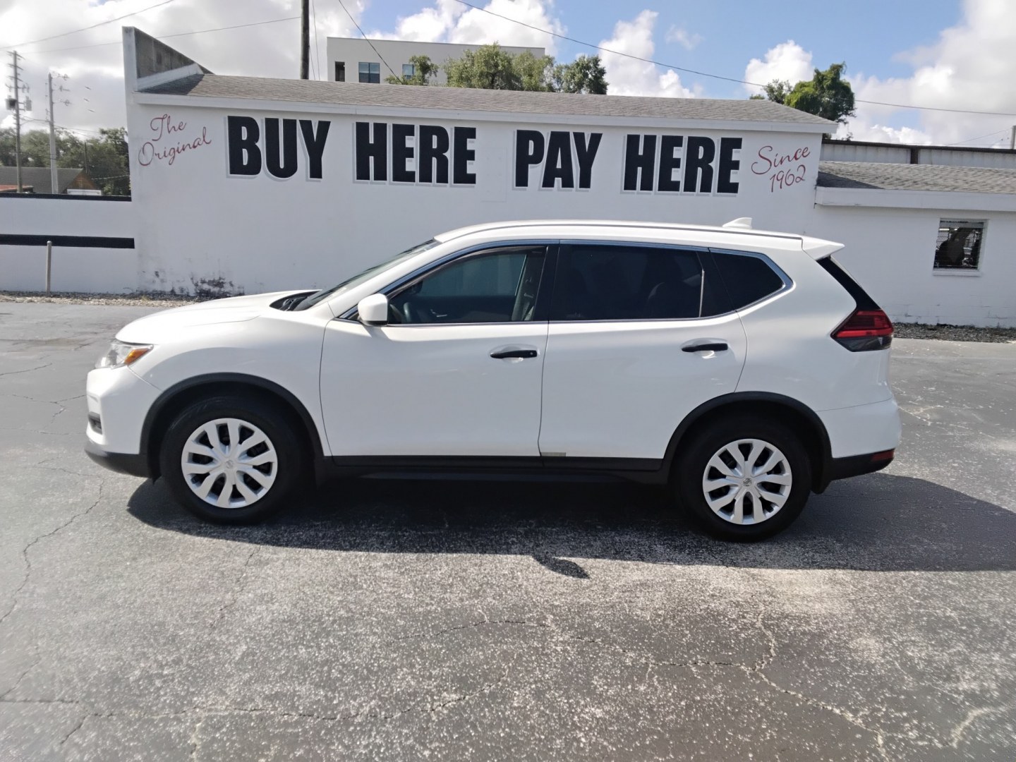 2017 White /Beige Nissan Rogue SL FWD (KNMAT2MT9HP) with an 2.5L L4 DOHC 16V engine, CVT transmission, located at 6112 N Florida Avenue, Tampa, FL, 33604, (888) 521-5131, 27.954929, -82.459534 - $499 DOWN PLUS TAX & TAG.- Photo#0