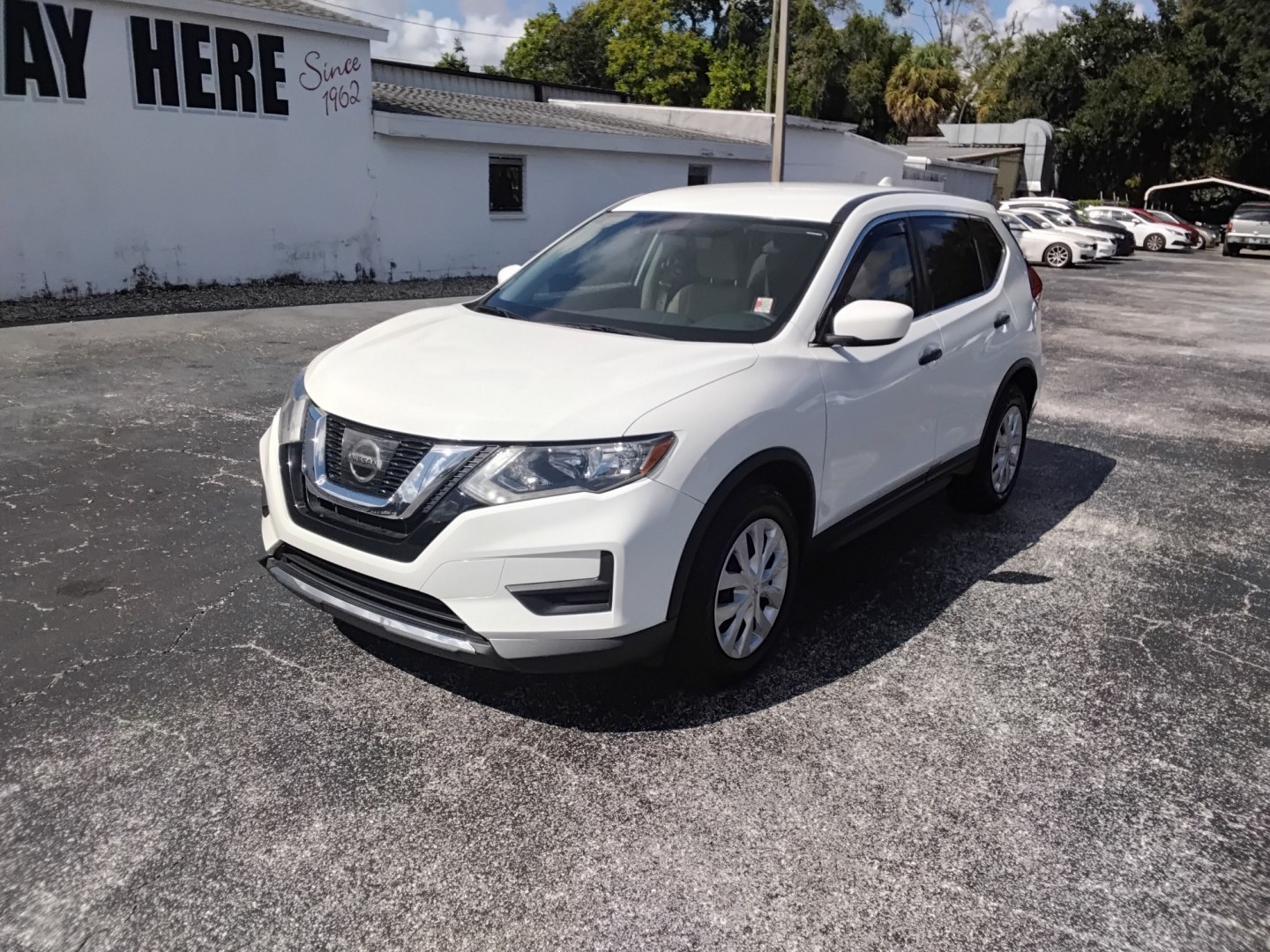 2017 White /Beige Nissan Rogue SL FWD (KNMAT2MT9HP) with an 2.5L L4 DOHC 16V engine, CVT transmission, located at 6112 N Florida Avenue, Tampa, FL, 33604, (888) 521-5131, 27.954929, -82.459534 - $499 DOWN PLUS TAX & TAG.- Photo#1
