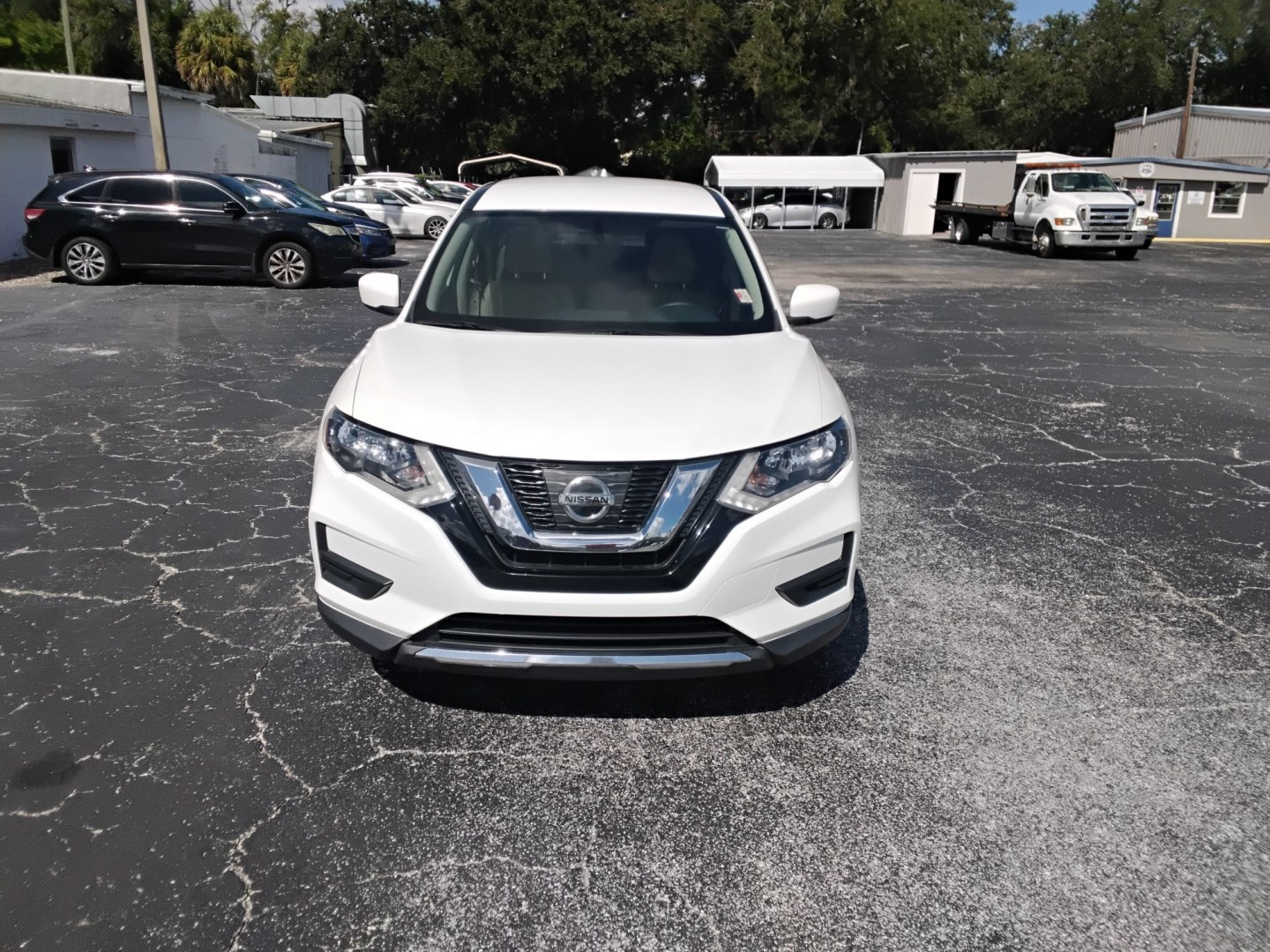 2017 White /Beige Nissan Rogue SL FWD (KNMAT2MT9HP) with an 2.5L L4 DOHC 16V engine, CVT transmission, located at 6112 N Florida Avenue, Tampa, FL, 33604, (888) 521-5131, 27.954929, -82.459534 - $499 DOWN PLUS TAX & TAG.- Photo#2