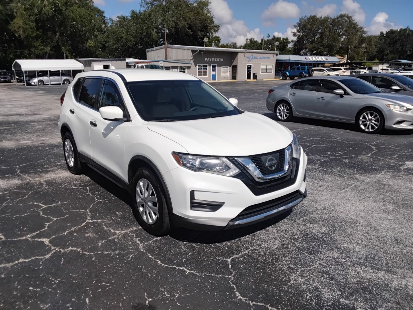 2017 White /Beige Nissan Rogue SL FWD (KNMAT2MT9HP) with an 2.5L L4 DOHC 16V engine, CVT transmission, located at 6112 N Florida Avenue, Tampa, FL, 33604, (888) 521-5131, 27.954929, -82.459534 - $499 DOWN PLUS TAX & TAG.- Photo#3