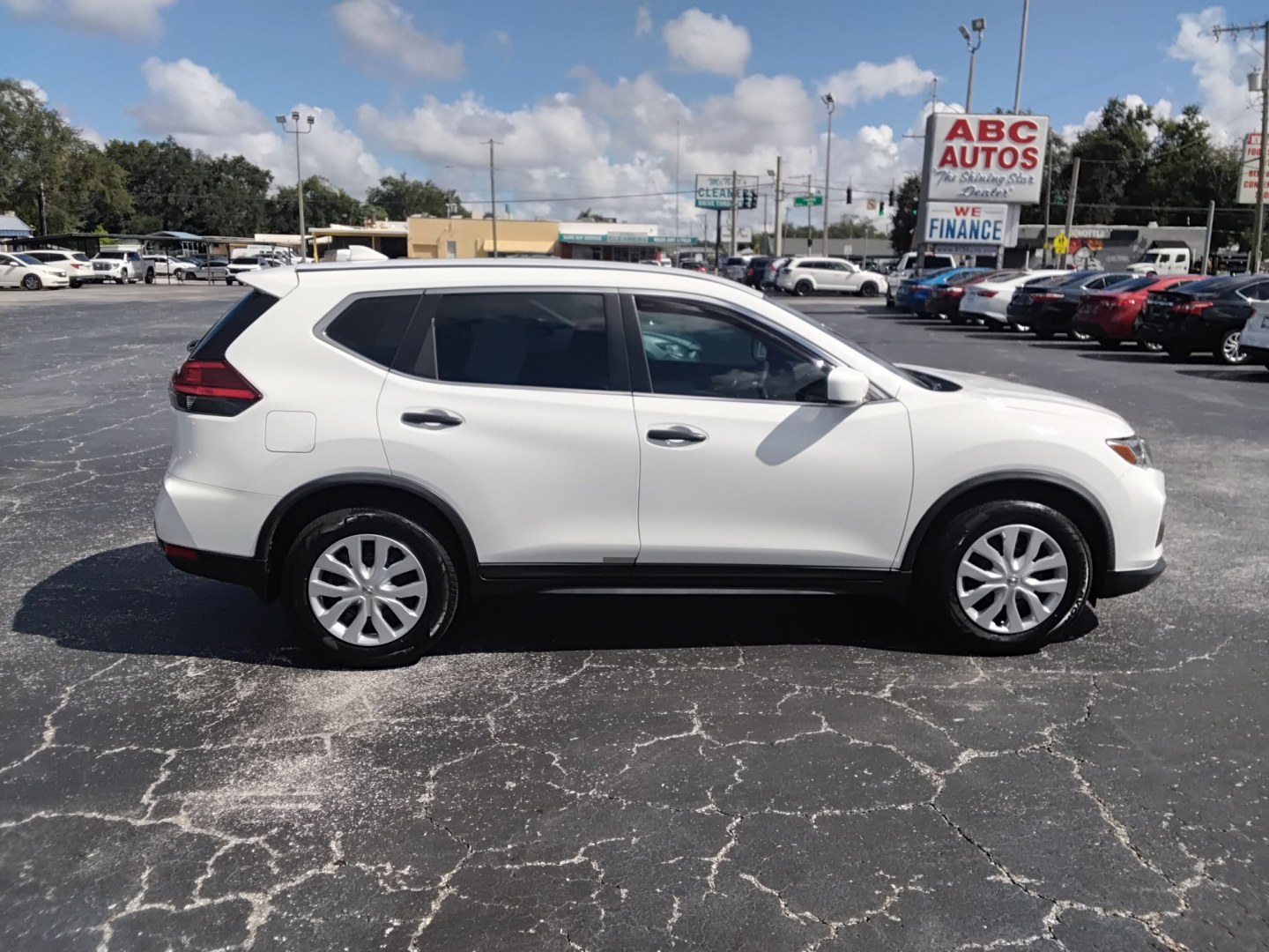 2017 White /Beige Nissan Rogue SL FWD (KNMAT2MT9HP) with an 2.5L L4 DOHC 16V engine, CVT transmission, located at 6112 N Florida Avenue, Tampa, FL, 33604, (888) 521-5131, 27.954929, -82.459534 - $499 DOWN PLUS TAX & TAG.- Photo#6