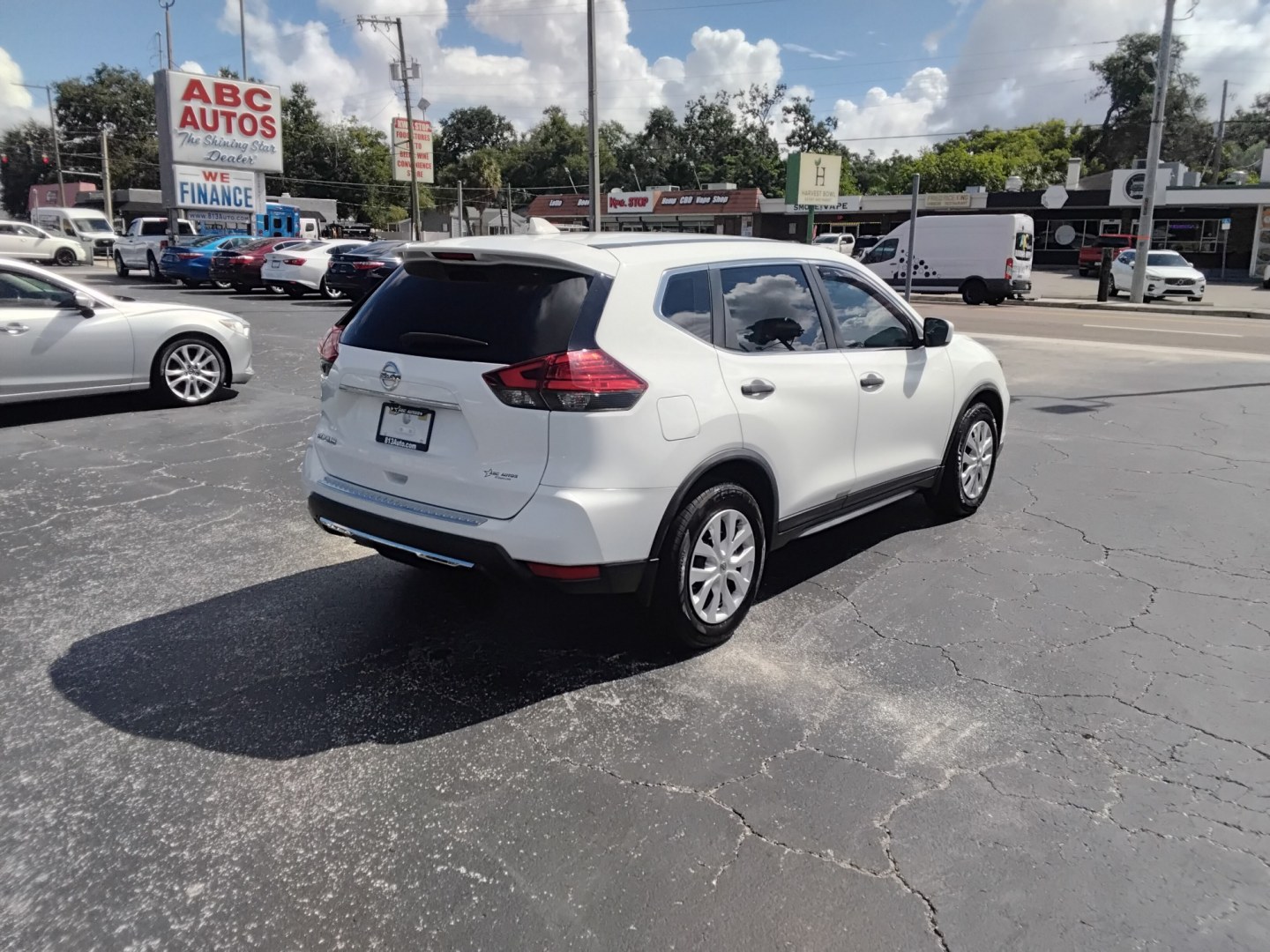 2017 White /Beige Nissan Rogue SL FWD (KNMAT2MT9HP) with an 2.5L L4 DOHC 16V engine, CVT transmission, located at 6112 N Florida Avenue, Tampa, FL, 33604, (888) 521-5131, 27.954929, -82.459534 - $499 DOWN PLUS TAX & TAG.- Photo#5