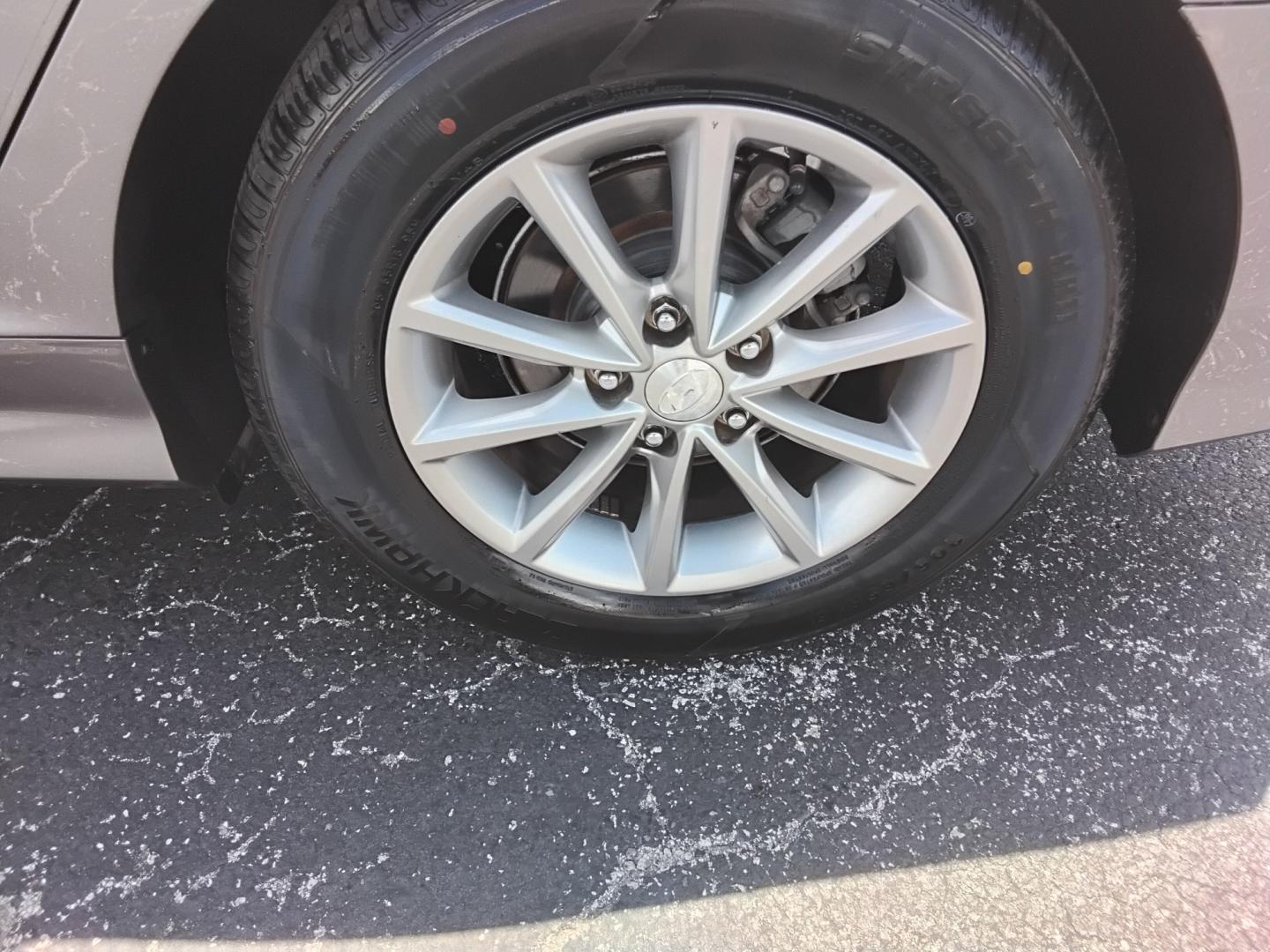 2018 GRAY /Beige Hyundai Sonata SE (5NPE24AFXJH) with an 2.4L L4 DOHC 16V engine, 7A transmission, located at 6112 N Florida Avenue, Tampa, FL, 33604, (888) 521-5131, 27.954929, -82.459534 - $499 DOWN PLUS TAX & TAG.- Photo#9