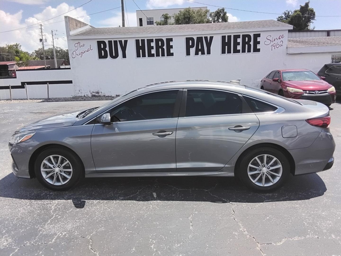 2018 GRAY /Beige Hyundai Sonata SE (5NPE24AFXJH) with an 2.4L L4 DOHC 16V engine, 7A transmission, located at 6112 N Florida Avenue, Tampa, FL, 33604, (888) 521-5131, 27.954929, -82.459534 - $499 DOWN PLUS TAX & TAG.- Photo#0