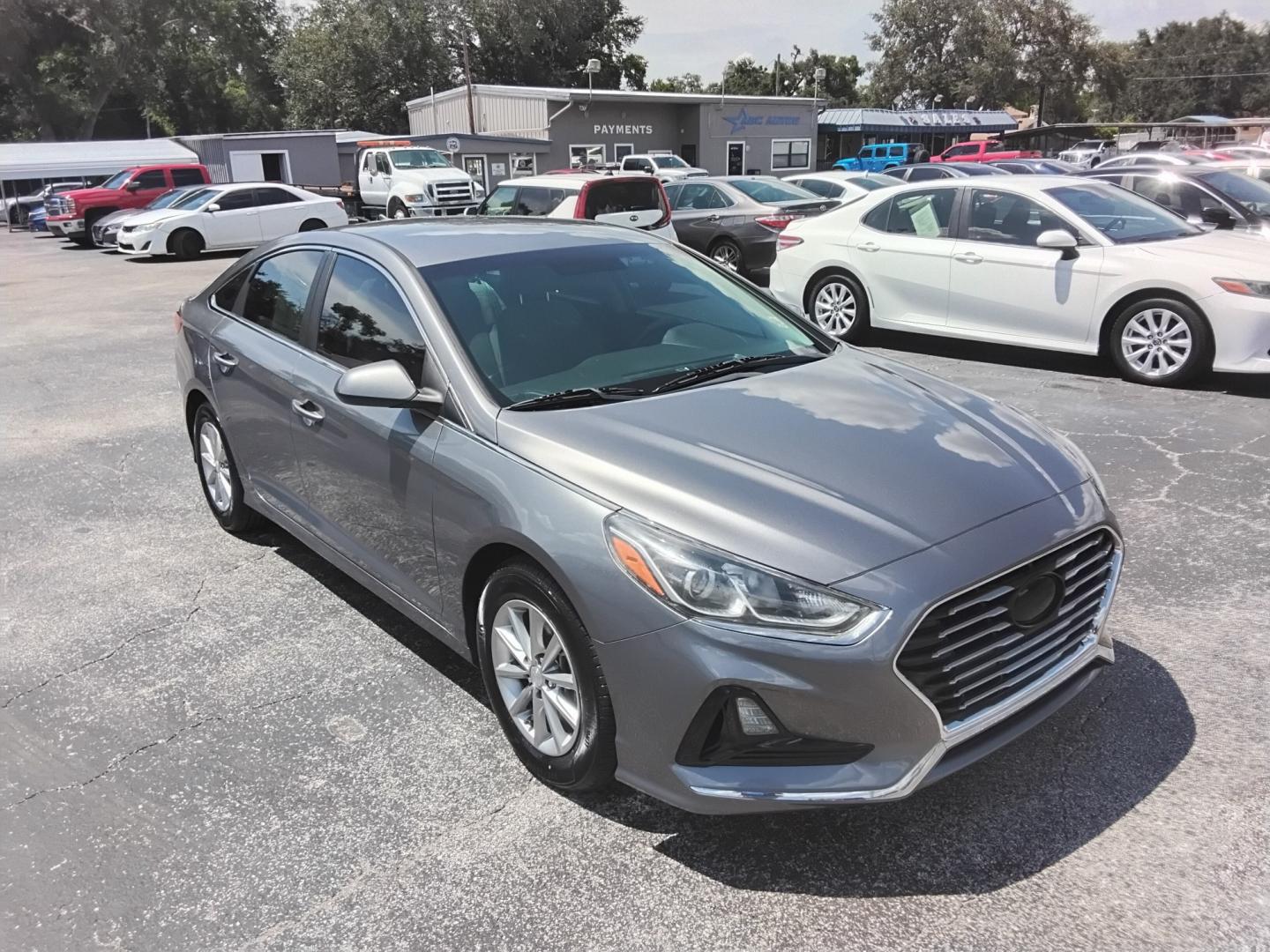 2018 GRAY /Beige Hyundai Sonata SE (5NPE24AFXJH) with an 2.4L L4 DOHC 16V engine, 7A transmission, located at 6112 N Florida Avenue, Tampa, FL, 33604, (888) 521-5131, 27.954929, -82.459534 - $499 DOWN PLUS TAX & TAG.- Photo#3