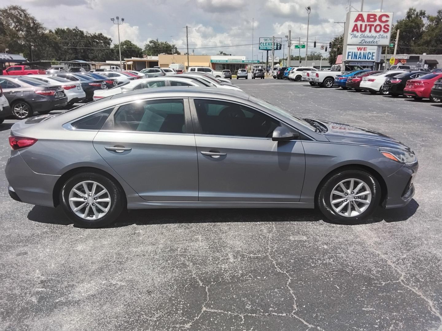 2018 GRAY /Beige Hyundai Sonata SE (5NPE24AFXJH) with an 2.4L L4 DOHC 16V engine, 7A transmission, located at 6112 N Florida Avenue, Tampa, FL, 33604, (888) 521-5131, 27.954929, -82.459534 - $499 DOWN PLUS TAX & TAG.- Photo#5