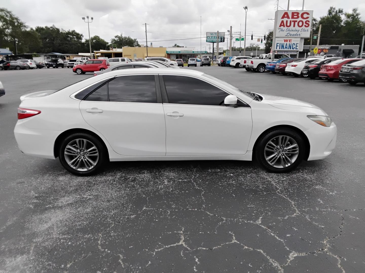 2016 White /BLACK Toyota Camry SE (4T1BF1FK3GU) with an 2.5L L4 DOHC 16V engine, 6-Speed Automatic transmission, located at 6112 N Florida Avenue, Tampa, FL, 33604, (888) 521-5131, 27.954929, -82.459534 - $499 DOWN PLUS TAX & TAG.- Photo#4
