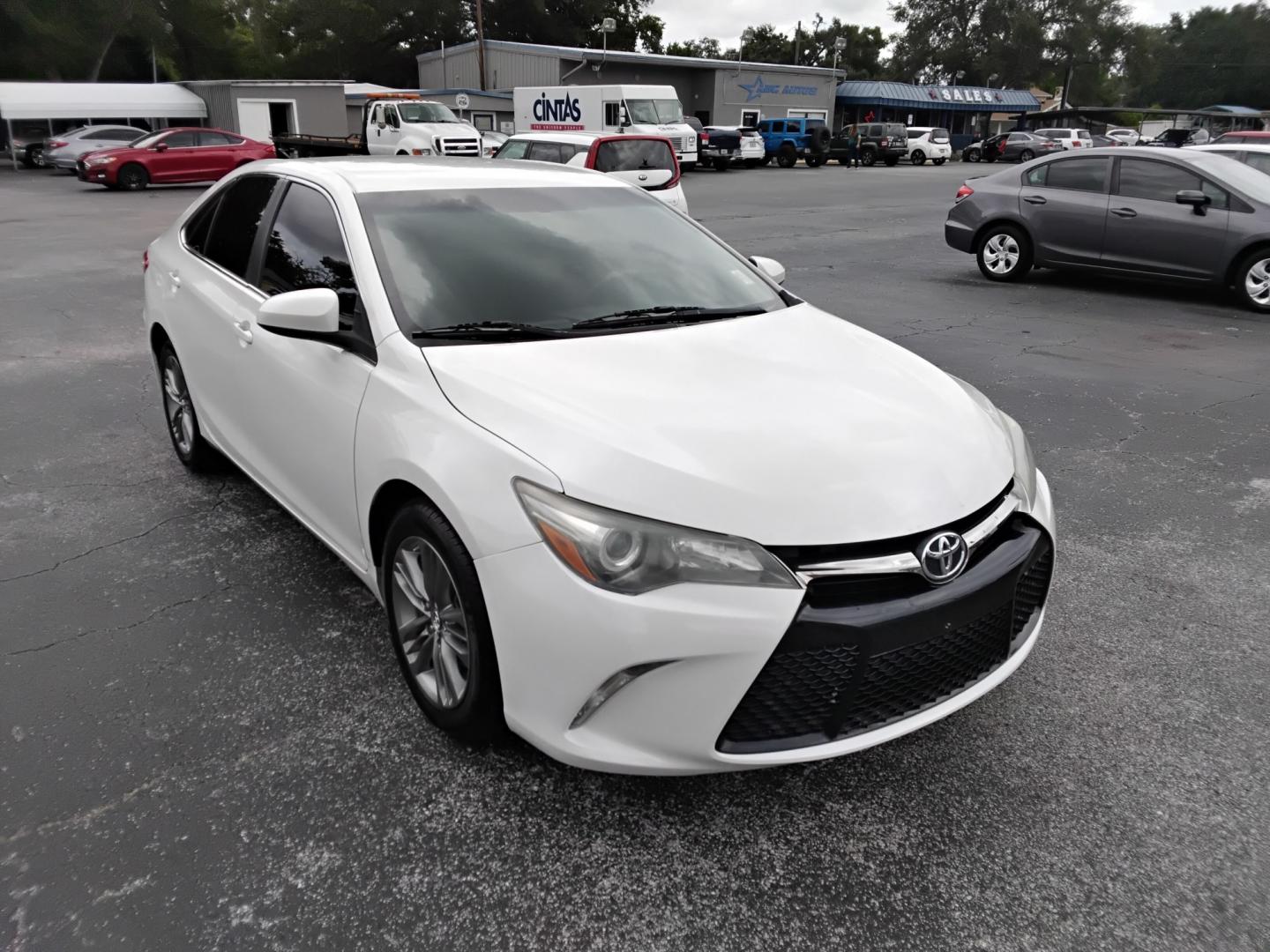 2016 White /BLACK Toyota Camry SE (4T1BF1FK3GU) with an 2.5L L4 DOHC 16V engine, 6-Speed Automatic transmission, located at 6112 N Florida Avenue, Tampa, FL, 33604, (888) 521-5131, 27.954929, -82.459534 - $499 DOWN PLUS TAX & TAG.- Photo#2