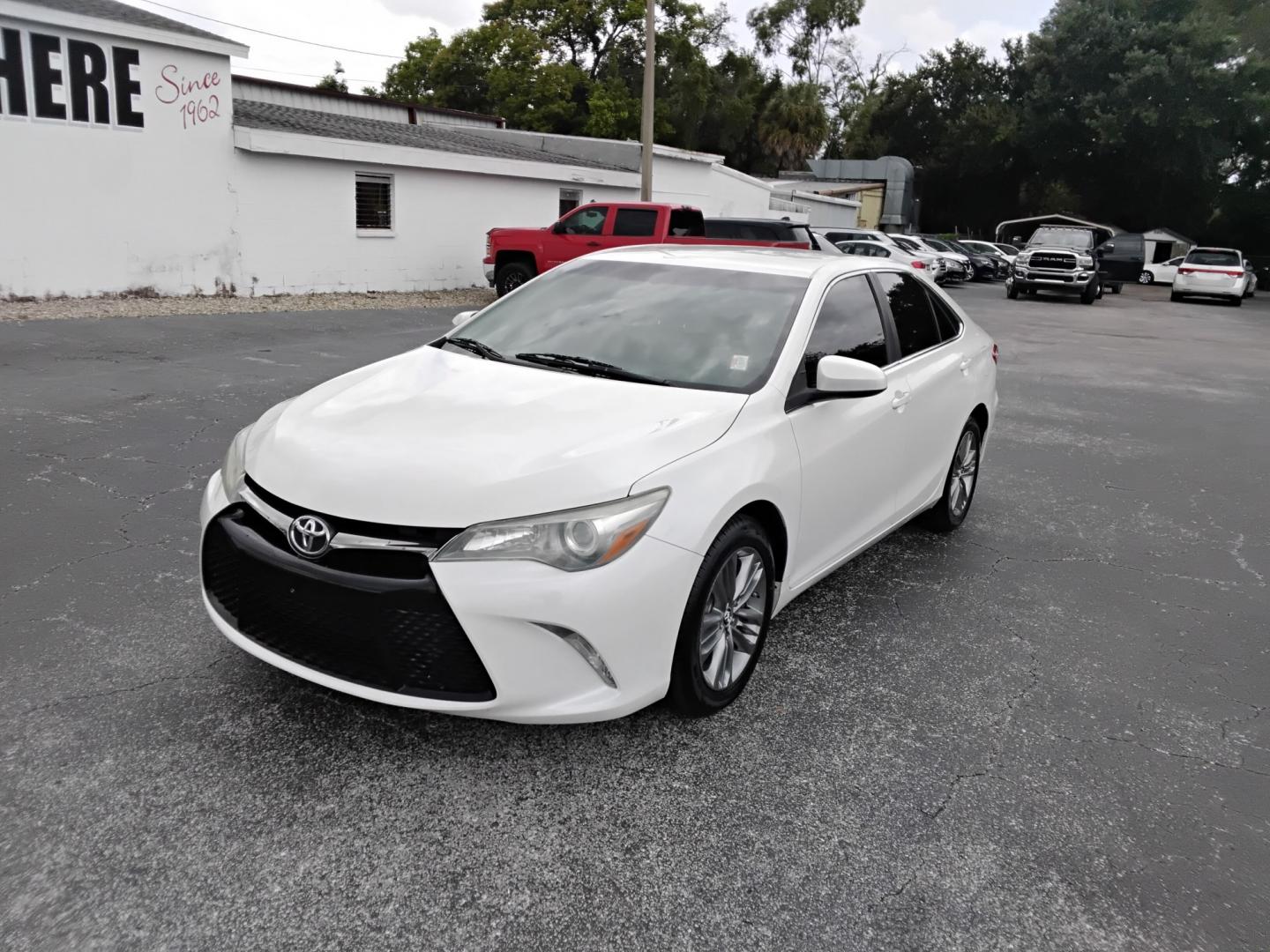 2016 White /BLACK Toyota Camry SE (4T1BF1FK3GU) with an 2.5L L4 DOHC 16V engine, 6-Speed Automatic transmission, located at 6112 N Florida Avenue, Tampa, FL, 33604, (888) 521-5131, 27.954929, -82.459534 - $499 DOWN PLUS TAX & TAG.- Photo#3