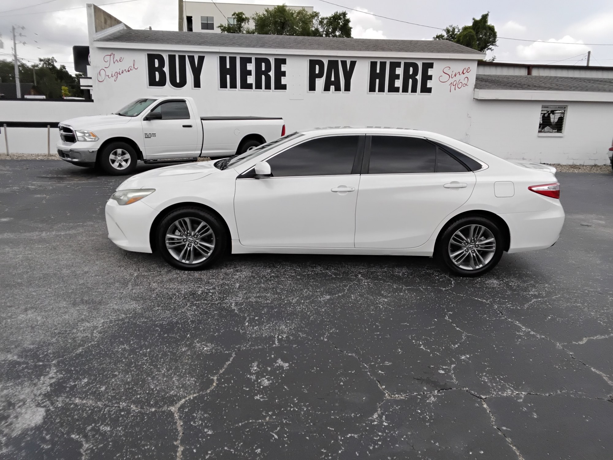photo of 2016 Toyota Camry SE