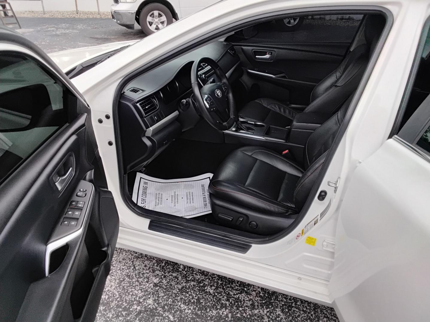 2016 White /BLACK Toyota Camry SE (4T1BF1FK3GU) with an 2.5L L4 DOHC 16V engine, 6-Speed Automatic transmission, located at 6112 N Florida Avenue, Tampa, FL, 33604, (888) 521-5131, 27.954929, -82.459534 - $499 DOWN PLUS TAX & TAG.- Photo#9