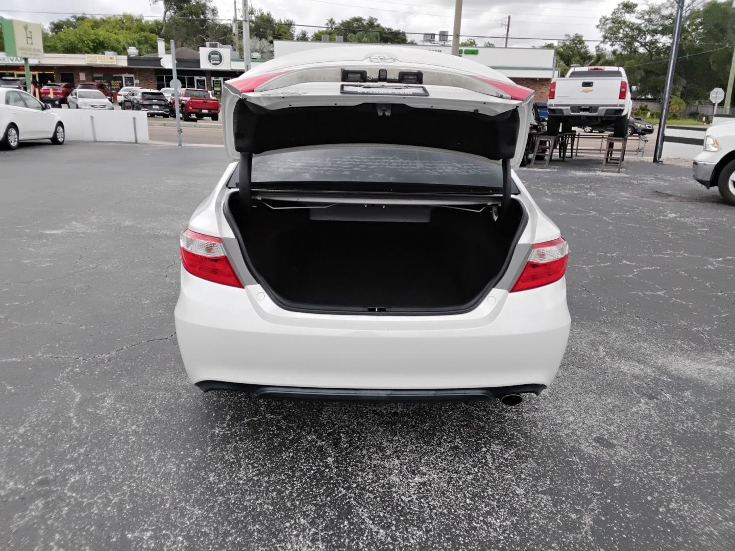 2016 White /BLACK Toyota Camry SE (4T1BF1FK3GU) with an 2.5L L4 DOHC 16V engine, 6-Speed Automatic transmission, located at 6112 N Florida Avenue, Tampa, FL, 33604, (888) 521-5131, 27.954929, -82.459534 - $499 DOWN PLUS TAX & TAG.- Photo#8