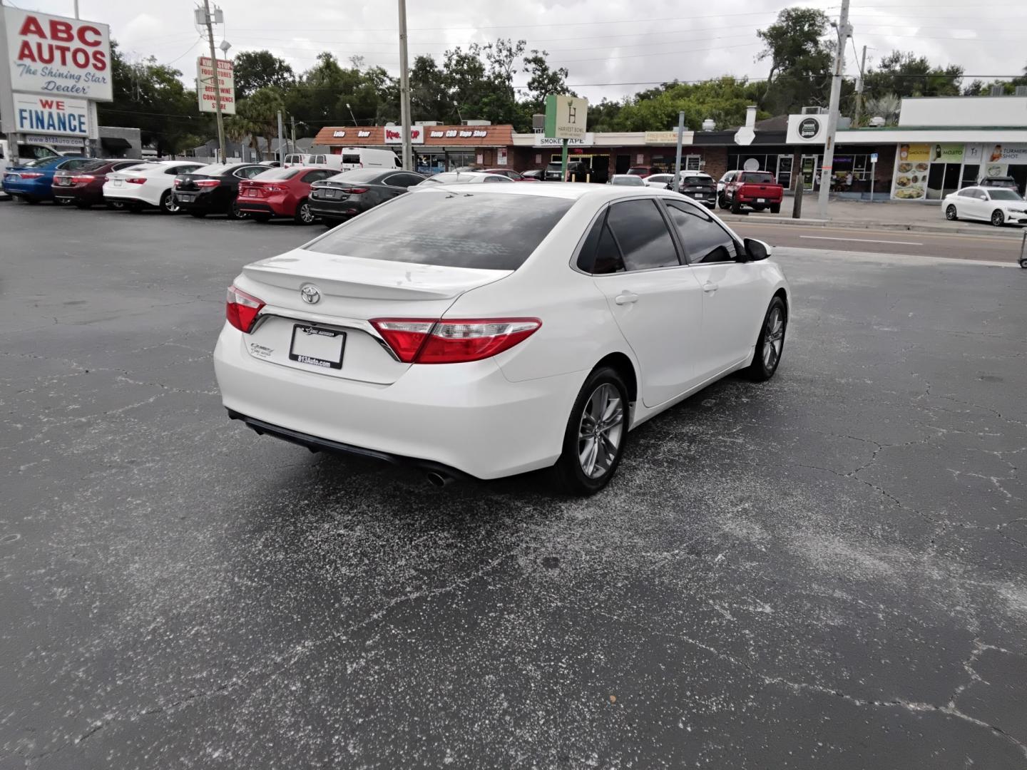2016 White /BLACK Toyota Camry SE (4T1BF1FK3GU) with an 2.5L L4 DOHC 16V engine, 6-Speed Automatic transmission, located at 6112 N Florida Avenue, Tampa, FL, 33604, (888) 521-5131, 27.954929, -82.459534 - $499 DOWN PLUS TAX & TAG.- Photo#6