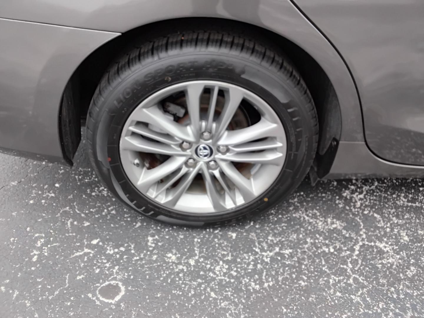 2015 GRAY /GREY Toyota Camry SE (4T1BF1FK4FU) with an 2.5L L4 DOHC 16V engine, 6-Speed Automatic transmission, located at 6112 N Florida Avenue, Tampa, FL, 33604, (888) 521-5131, 27.954929, -82.459534 - $499 DOWN PLUS TAX & TAG.- Photo#14