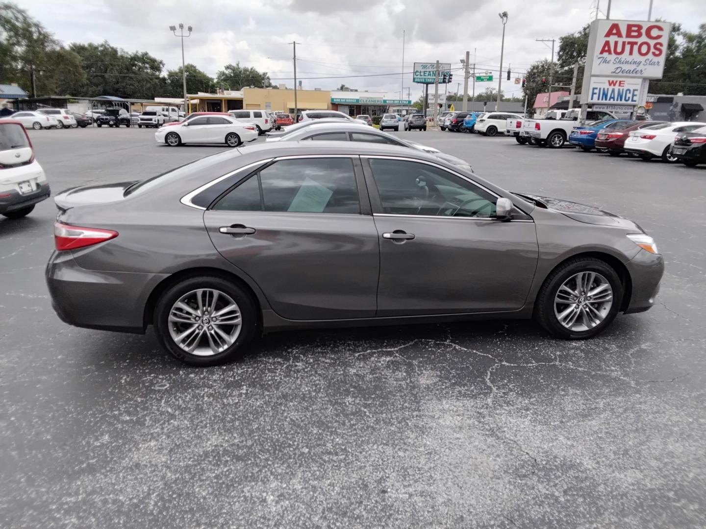 2015 GRAY /GREY Toyota Camry SE (4T1BF1FK4FU) with an 2.5L L4 DOHC 16V engine, 6-Speed Automatic transmission, located at 6112 N Florida Avenue, Tampa, FL, 33604, (888) 521-5131, 27.954929, -82.459534 - $499 DOWN PLUS TAX & TAG.- Photo#4