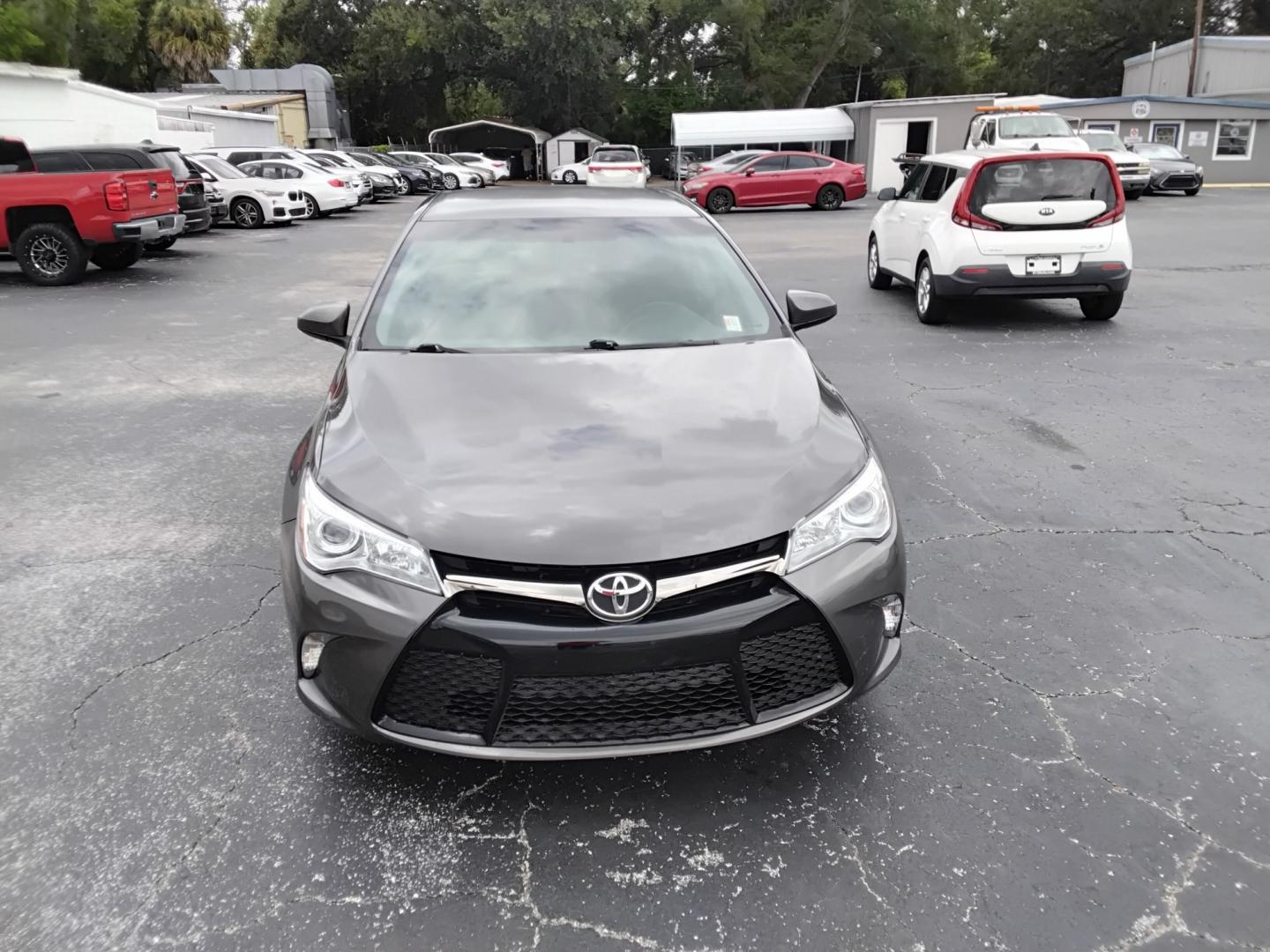 2015 GRAY /GREY Toyota Camry SE (4T1BF1FK4FU) with an 2.5L L4 DOHC 16V engine, 6-Speed Automatic transmission, located at 6112 N Florida Avenue, Tampa, FL, 33604, (888) 521-5131, 27.954929, -82.459534 - $499 DOWN PLUS TAX & TAG.- Photo#2