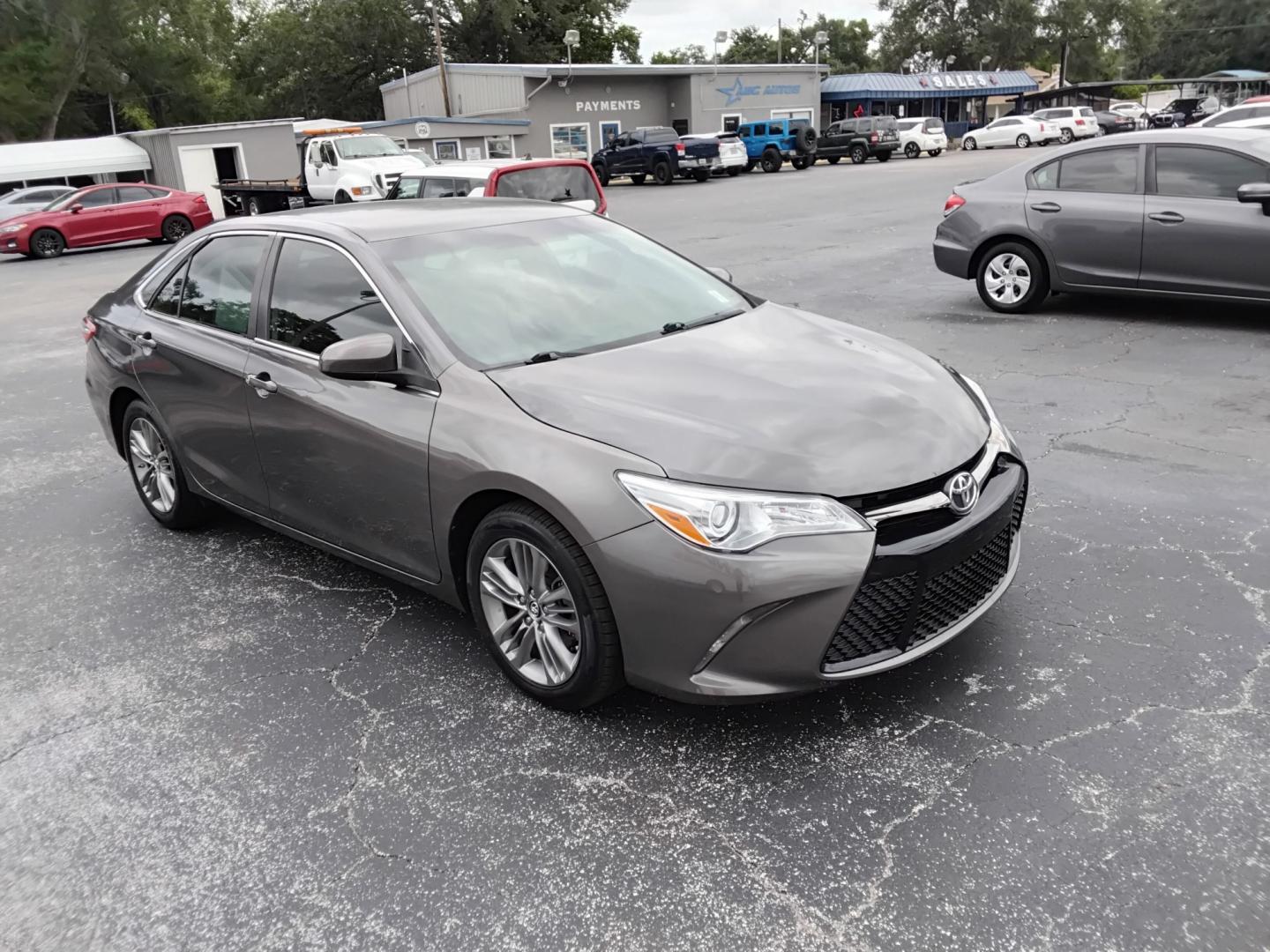 2015 GRAY /GREY Toyota Camry SE (4T1BF1FK4FU) with an 2.5L L4 DOHC 16V engine, 6-Speed Automatic transmission, located at 6112 N Florida Avenue, Tampa, FL, 33604, (888) 521-5131, 27.954929, -82.459534 - $499 DOWN PLUS TAX & TAG.- Photo#1
