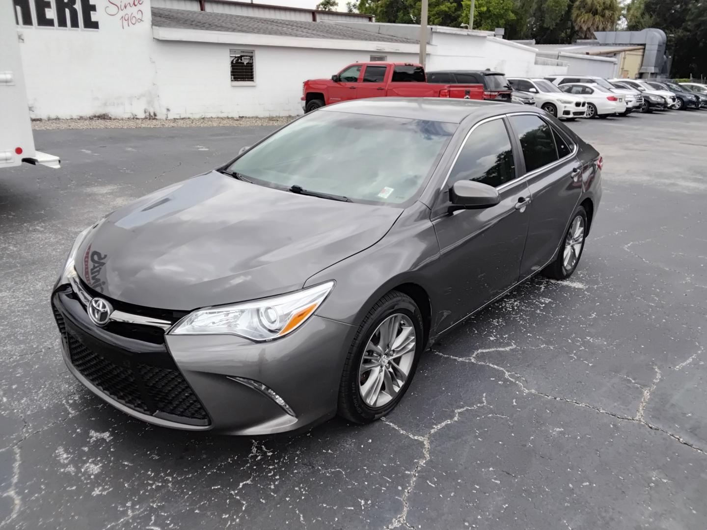 2015 GRAY /GREY Toyota Camry SE (4T1BF1FK4FU) with an 2.5L L4 DOHC 16V engine, 6-Speed Automatic transmission, located at 6112 N Florida Avenue, Tampa, FL, 33604, (888) 521-5131, 27.954929, -82.459534 - $499 DOWN PLUS TAX & TAG.- Photo#3