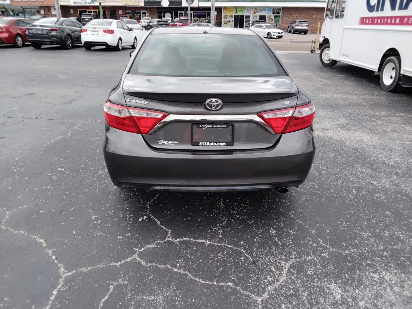 2015 GRAY /GREY Toyota Camry SE (4T1BF1FK4FU) with an 2.5L L4 DOHC 16V engine, 6-Speed Automatic transmission, located at 6112 N Florida Avenue, Tampa, FL, 33604, (888) 521-5131, 27.954929, -82.459534 - $499 DOWN PLUS TAX & TAG.- Photo#6