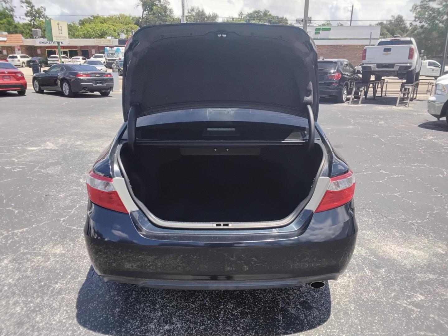 2017 GRAY /BLACK Toyota Camry SE (4T1BF1FK9HU) with an 2.5L L4 DOHC 16V engine, 6A transmission, located at 6112 N Florida Avenue, Tampa, FL, 33604, (888) 521-5131, 27.954929, -82.459534 - $499 OWN PLUS TAX & TAG.- Photo#4