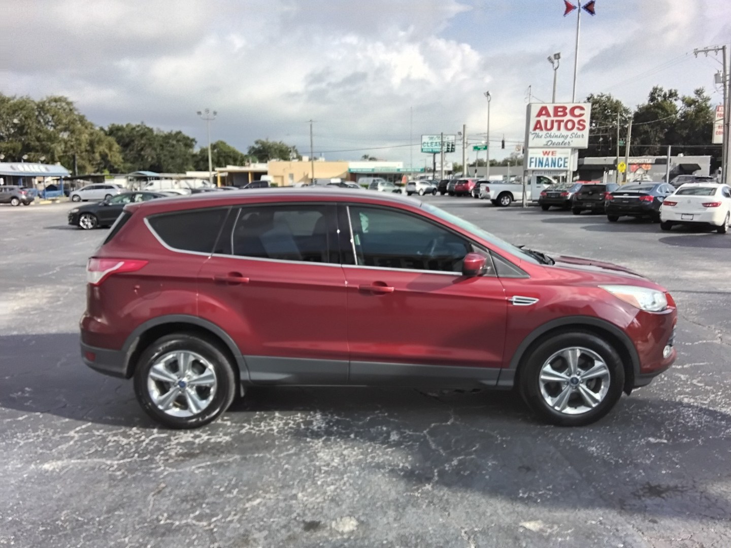 2014 RED /GREY Ford Escape SE FWD (1FMCU0GX2EU) with an 1.6L L4 DOHC 16V engine, 6-Speed Automatic transmission, located at 6112 N Florida Avenue, Tampa, FL, 33604, (888) 521-5131, 27.954929, -82.459534 - $499 down plus tax & tag.- Photo#4
