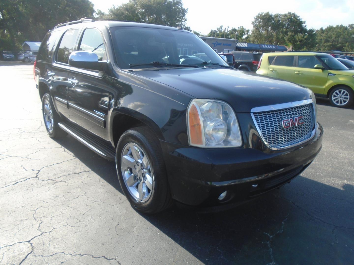 2010 GMC Yukon SLT1 2WD (1GKUCCE09AR) with an 5.3L V8 OHV 16V FFV engine, 4-Speed Automatic transmission, located at 6112 N Florida Avenue, Tampa, FL, 33604, (888) 521-5131, 27.954929, -82.459534 - Photo#2