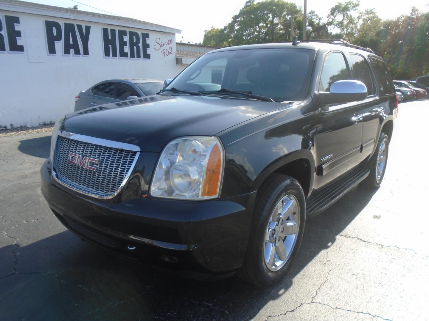 2010 GMC Yukon SLT1 2WD (1GKUCCE09AR) with an 5.3L V8 OHV 16V FFV engine, 4-Speed Automatic transmission, located at 6112 N Florida Avenue, Tampa, FL, 33604, (888) 521-5131, 27.954929, -82.459534 - Photo#3