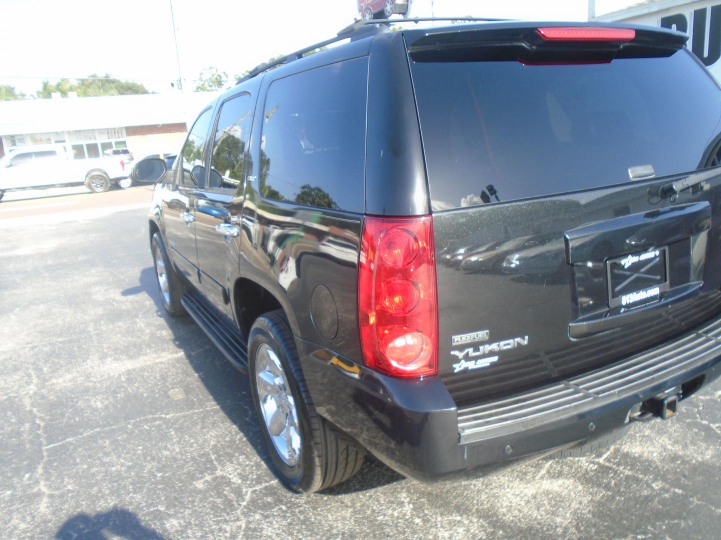 2010 GMC Yukon SLT1 2WD (1GKUCCE09AR) with an 5.3L V8 OHV 16V FFV engine, 4-Speed Automatic transmission, located at 6112 N Florida Avenue, Tampa, FL, 33604, (888) 521-5131, 27.954929, -82.459534 - Photo#4