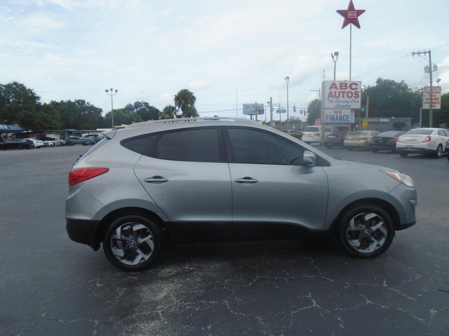 2013 SILVER /Black HYUNDAI TUCSON Limited 2WD (KM8JU3AC4DU) with an L4 2.4L engine, located at 6112 N Florida Avenue, Tampa, FL, 33604, (888) 521-5131, 27.954929, -82.459534 - Photo#2