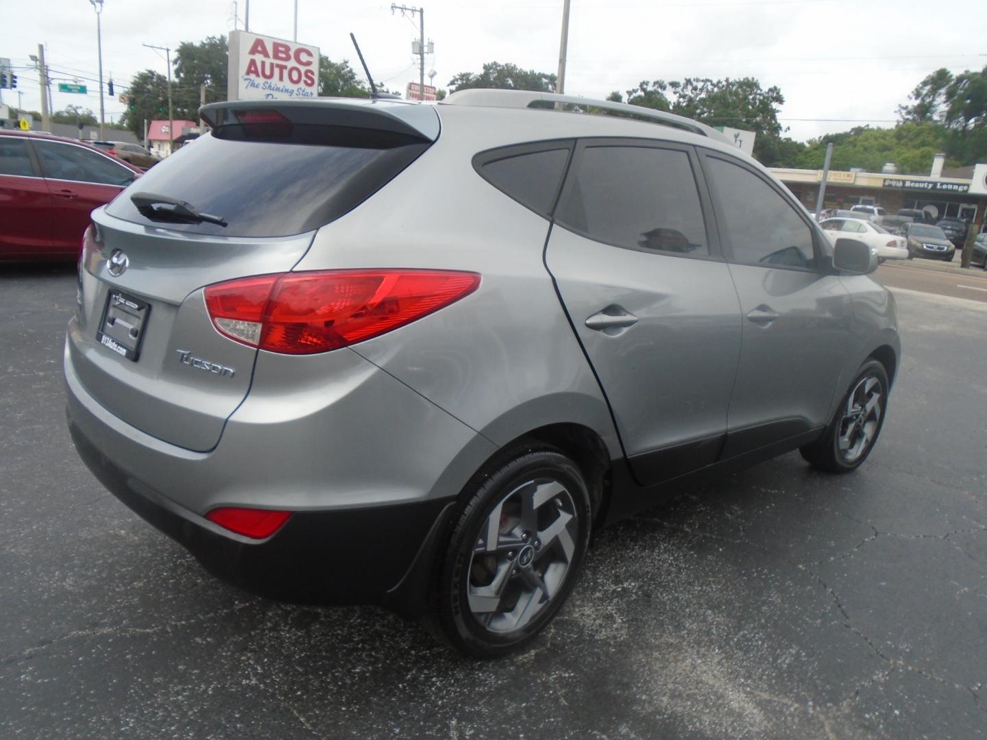 2013 SILVER /Black HYUNDAI TUCSON Limited 2WD (KM8JU3AC4DU) with an L4 2.4L engine, located at 6112 N Florida Avenue, Tampa, FL, 33604, (888) 521-5131, 27.954929, -82.459534 - Photo#9