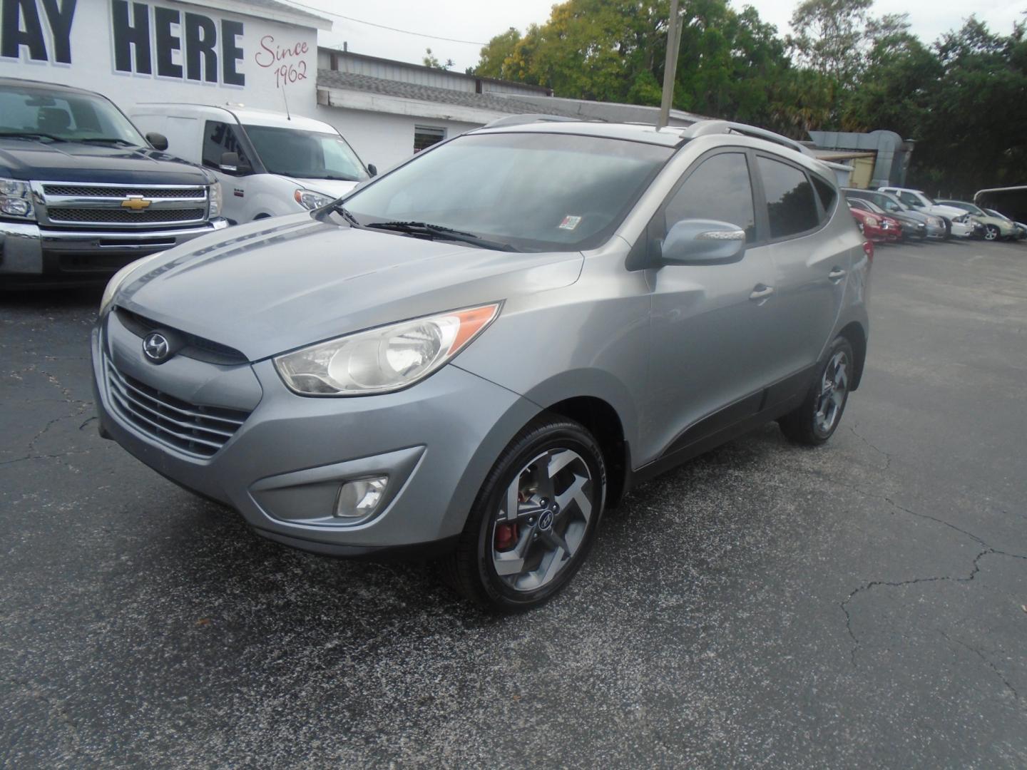 2013 SILVER /Black HYUNDAI TUCSON Limited 2WD (KM8JU3AC4DU) with an L4 2.4L engine, located at 6112 N Florida Avenue, Tampa, FL, 33604, (888) 521-5131, 27.954929, -82.459534 - Photo#5