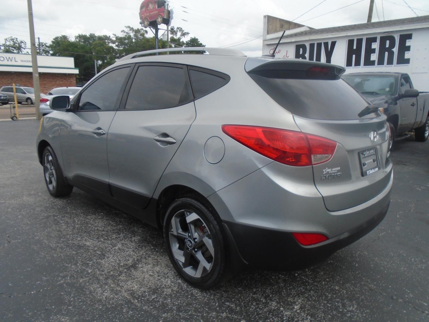 2013 SILVER /Black HYUNDAI TUCSON Limited 2WD (KM8JU3AC4DU) with an L4 2.4L engine, located at 6112 N Florida Avenue, Tampa, FL, 33604, (888) 521-5131, 27.954929, -82.459534 - Photo#11