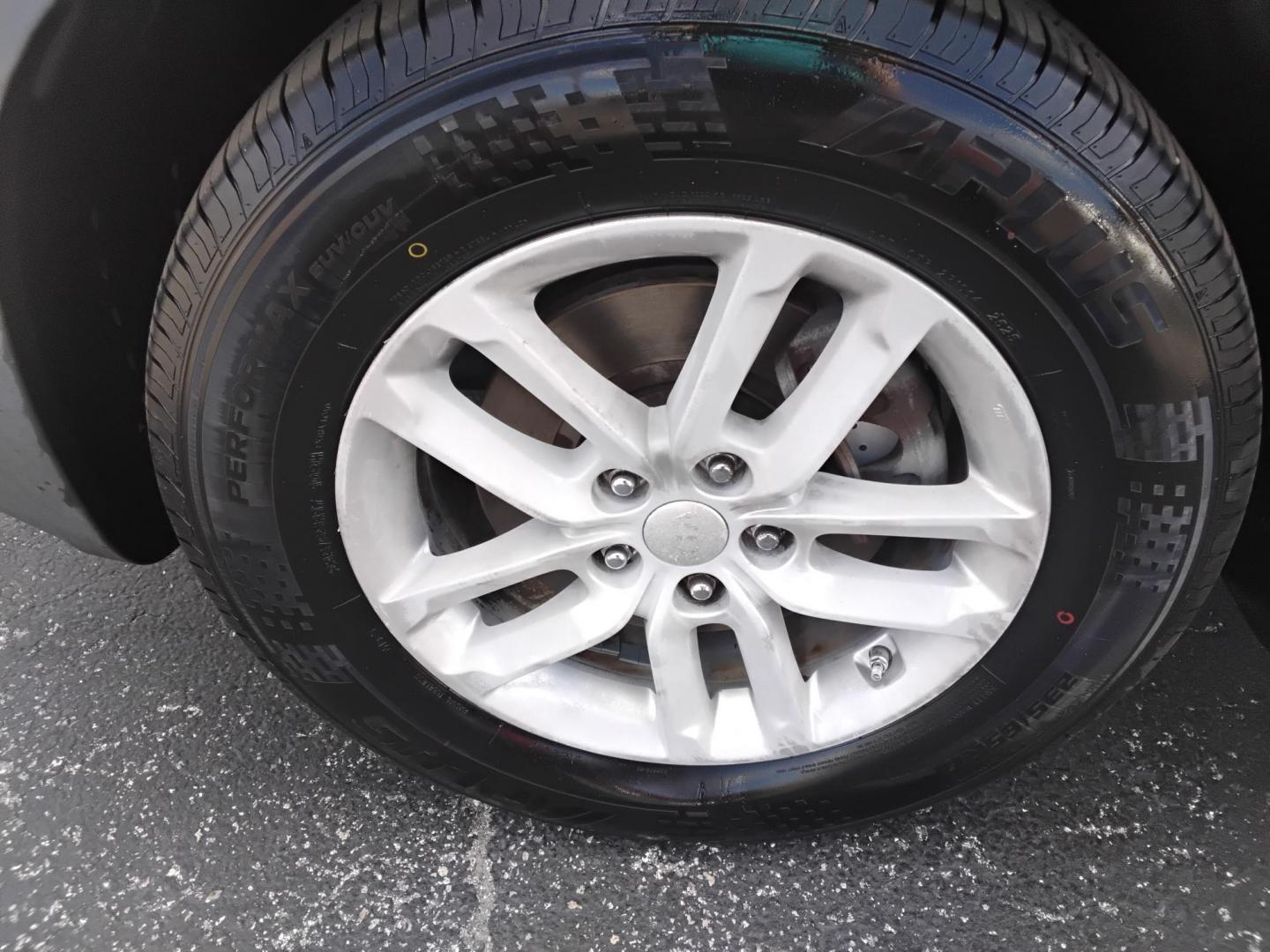 2014 Red /Tan Kia Sorento LX V6 FWD (5XYKT4A74EG) with an 4-Cyl, GDI, 2.4 Liter engine, Automatic, 6-Spd w/Overdrive and Sportmatic transmission, located at 6112 N Florida Avenue, Tampa, FL, 33604, (888) 521-5131, 27.954929, -82.459534 - 499$ down plus tax & tag. - Photo#15