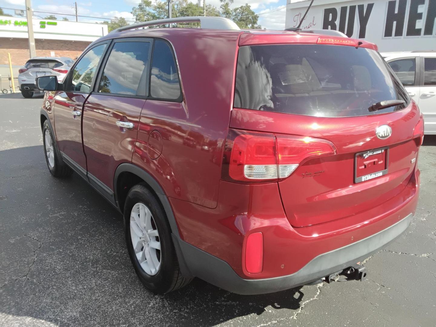 2014 Red /Tan Kia Sorento LX V6 FWD (5XYKT4A74EG) with an 4-Cyl, GDI, 2.4 Liter engine, Automatic, 6-Spd w/Overdrive and Sportmatic transmission, located at 6112 N Florida Avenue, Tampa, FL, 33604, (888) 521-5131, 27.954929, -82.459534 - 499$ down plus tax & tag. - Photo#4